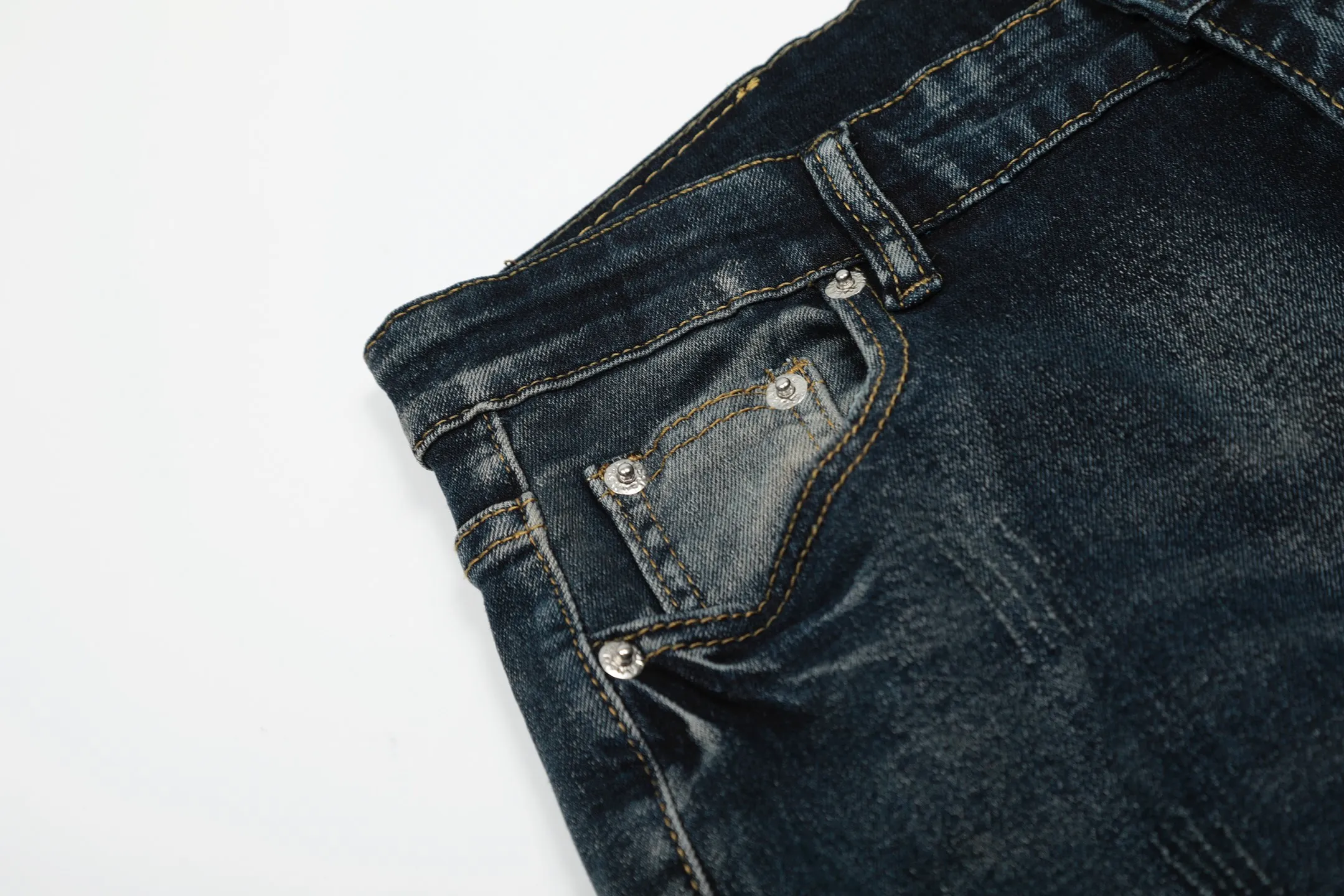 #M55 P168💰 AMIRI patch embroidery jeans trousers AMIRI high street basic ripped tight elastic jeans trousers amiri brand jeans break the production process and cutting of the original jeans, the fabrics are softer and more comfortable Hand-sewn collar label Customized logo buttons Genuine leather tag Color: Picture color Size: 30-32-34-36