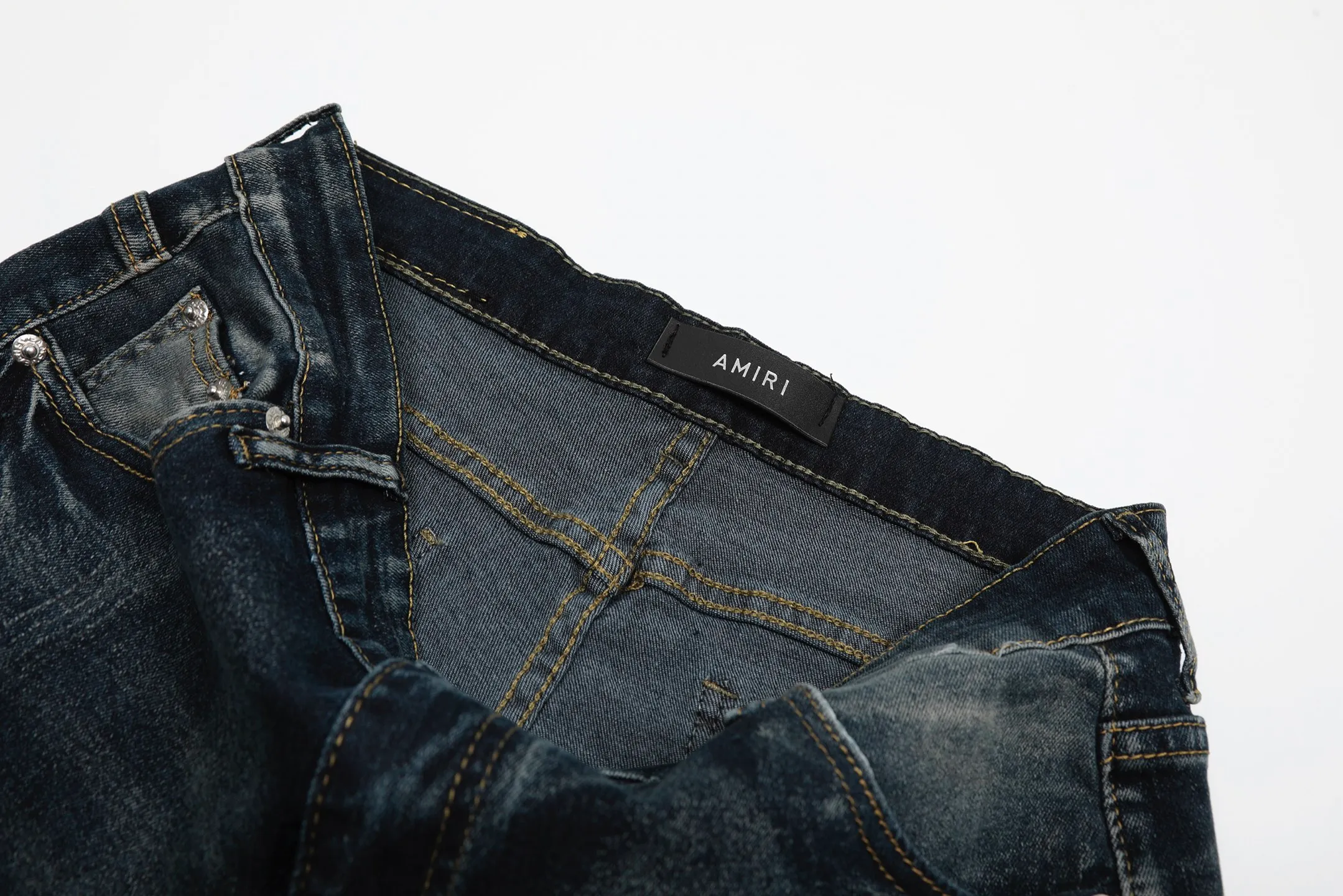#M55 P168💰 AMIRI patch embroidery jeans trousers AMIRI high street basic ripped tight elastic jeans trousers amiri brand jeans break the production process and cutting of the original jeans, the fabrics are softer and more comfortable Hand-sewn collar label Customized logo buttons Genuine leather tag Color: Picture color Size: 30-32-34-36