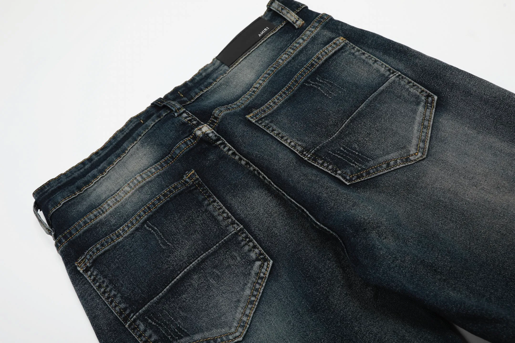 #M55 P168💰 AMIRI patch embroidery jeans trousers AMIRI high street basic ripped tight elastic jeans trousers amiri brand jeans break the production process and cutting of the original jeans, the fabrics are softer and more comfortable Hand-sewn collar label Customized logo buttons Genuine leather tag Color: Picture color Size: 30-32-34-36