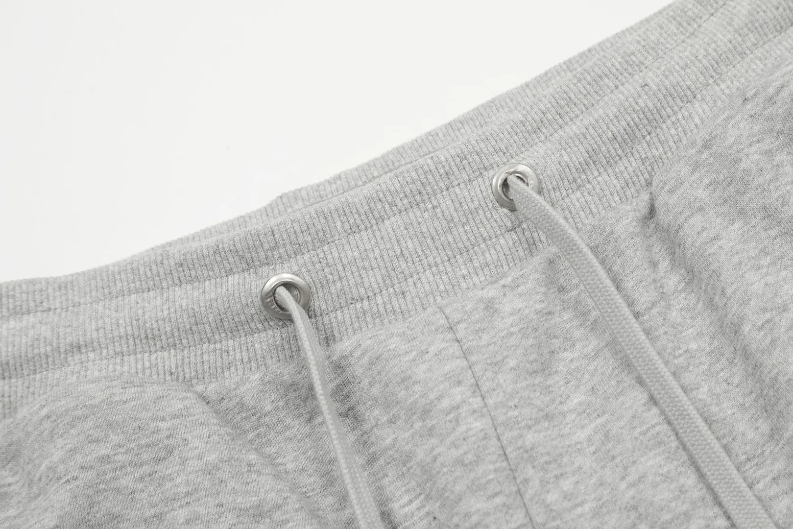 AMI/Amy Big Love Chapter Embroidery Classic Shorts Put aside all the messy words and let’s go directly to the product parameters: ✅380g customized rough-feel fabric ✅Correct workmanship Every detail is 100% restored to the official website ✅The thread is made of 500g high-gram heavyweight pure cotton thread Custom-woven and dyed in the same color in the same tank No color difference with the fabric Machine washable and washed, not easy to deform ✅No comparison and no damage Differentiated from the market currency Correct workmanship details High-quality pure cotton fabric ✅The webbing is made of custom-dyed high-density and high-thickness webbing. Benchmark the official website. ✅The only correct embroidery of the same material on the market. Distinguish the fake ones on the market. ✅The version follows the official website. It is loose and slim and can wear 210 pounds. There is no pressure for global shopping. Size: S-XL. Color (6 colors): Black and black, black and red, white and black, white and red, navy and gray.