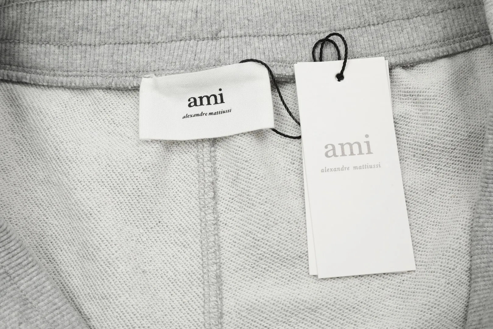 AMI/Amy Big Love Chapter Embroidery Classic Shorts Put aside all the messy words and let’s go directly to the product parameters: ✅380g customized rough-feel fabric ✅Correct workmanship Every detail is 100% restored to the official website ✅The thread is made of 500g high-gram heavyweight pure cotton thread Custom-woven and dyed in the same color in the same tank No color difference with the fabric Machine washable and washed, not easy to deform ✅No comparison and no damage Differentiated from the market currency Correct workmanship details High-quality pure cotton fabric ✅The webbing is made of custom-dyed high-density and high-thickness webbing. Benchmark the official website. ✅The only correct embroidery of the same material on the market. Distinguish the fake ones on the market. ✅The version follows the official website. It is loose and slim and can wear 210 pounds. There is no pressure for global shopping. Size: S-XL. Color (6 colors): Black and black, black and red, white and black, white and red, navy and gray.