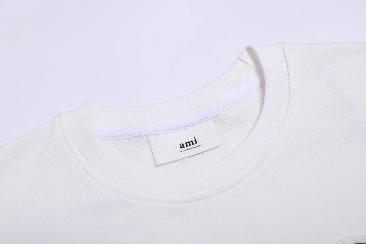 P150 Style No. 204 2025 embroidered large chapter style (matching straight sweatpants with no color difference) AMI 2025 autumn and winter classic large chapter round neck sweatshirt 15 colors to meet everyone's needs. The fabric is made of 380 grams of pure cotton fabric, which is thick and textured. The whole network's counters purchase quality matching output, which perfectly restores the genuine Zhang Zi. All thick wool knits are used. The absolute quality can be compared with any store in the market at will. There is no color difference in the fixed-dyed threads. The detailed accessories and tag packaging are all 1:1 with the genuine products. The ingenuity spirit gives back to customers.   Color: white with black seal Size: S M L XL