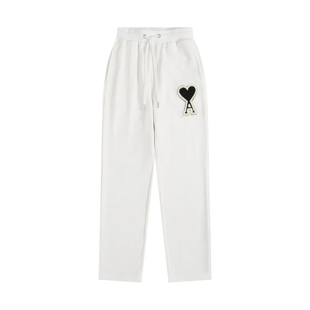 P150 Style No. 204 2025 embroidered large chapter style (matching straight sweatpants with no color difference) AMI 2025 autumn and winter classic large chapter round neck sweatshirt 15 colors to meet everyone's needs. The fabric is made of 380 grams of pure cotton fabric, which is thick and textured. The whole network's counters purchase quality matching output, which perfectly restores the genuine Zhang Zi. All thick wool knits are used. The absolute quality can be compared with any store in the market at will. There is no color difference in the fixed-dyed threads. The detailed accessories and tag packaging are all 1:1 with the genuine products. The ingenuity spirit gives back to customers.   Color: white with black seal Size: S M L XL