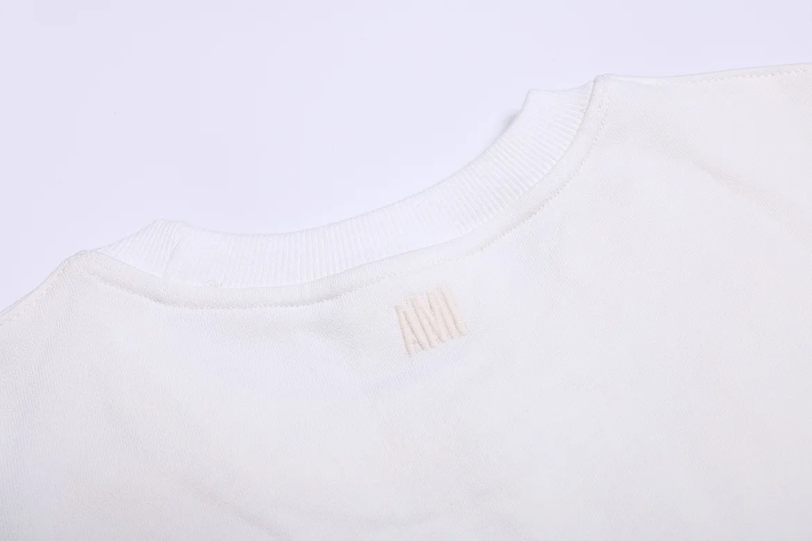 P150 Style No. 204 2025 embroidered large chapter style (matching straight sweatpants with no color difference) AMI 2025 autumn and winter classic large chapter round neck sweatshirt 15 colors to meet everyone's needs. The fabric is made of 380 grams of pure cotton fabric, which is thick and textured. The whole network's counters purchase quality matching output, which perfectly restores the genuine Zhang Zi. All thick wool knits are used. The absolute quality can be compared with any store in the market at will. There is no color difference in the fixed-dyed threads. The detailed accessories and tag packaging are all 1:1 with the genuine products. The ingenuity spirit gives back to customers.   Color: white with black seal Size: S M L XL