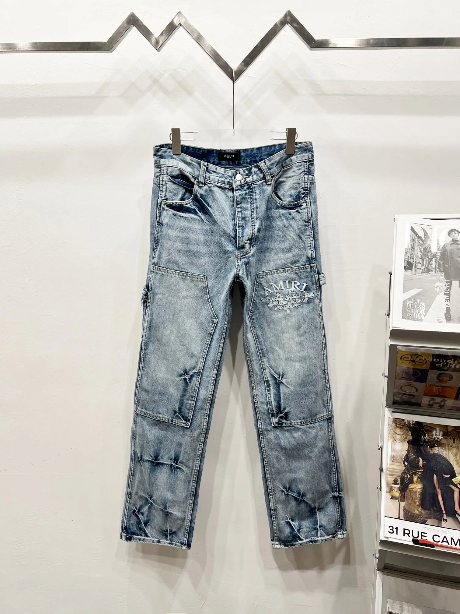 P260 Style No.: (c048) AMIRI & AMIRI 2025 New Heavy Industry Embroidered Letters Logging Pants Couple’s Washed Jeans Top ceiling quality Styles with different washed textures, very friendly to people with thin legs and thick legs. The straight and slim version is very flattering to the leg shape. Moderate length that never goes out of style, easy and casual to match, basic styling for various styles, a must-have in the wardrobe! The fabric is stiff but also makes the upper body soft without losing texture. The washing process is even more perfect. It is a must-have item for everyone! ! ! Washed wheat, hang tag, pants label, three labels complete Color: blue Size: 28, 30, 32, 34, 36