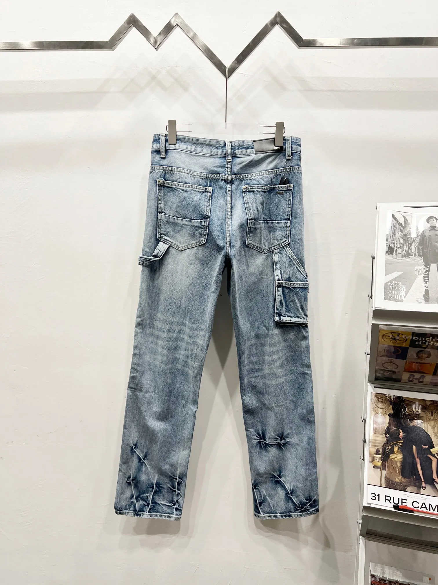 P260 Style No.: (c048) AMIRI & AMIRI 2025 New Heavy Industry Embroidered Letters Logging Pants Couple’s Washed Jeans Top ceiling quality Styles with different washed textures, very friendly to people with thin legs and thick legs. The straight and slim version is very flattering to the leg shape. Moderate length that never goes out of style, easy and casual to match, basic styling for various styles, a must-have in the wardrobe! The fabric is stiff but also makes the upper body soft without losing texture. The washing process is even more perfect. It is a must-have item for everyone! ! ! Washed wheat, hang tag, pants label, three labels complete Color: blue Size: 28, 30, 32, 34, 36