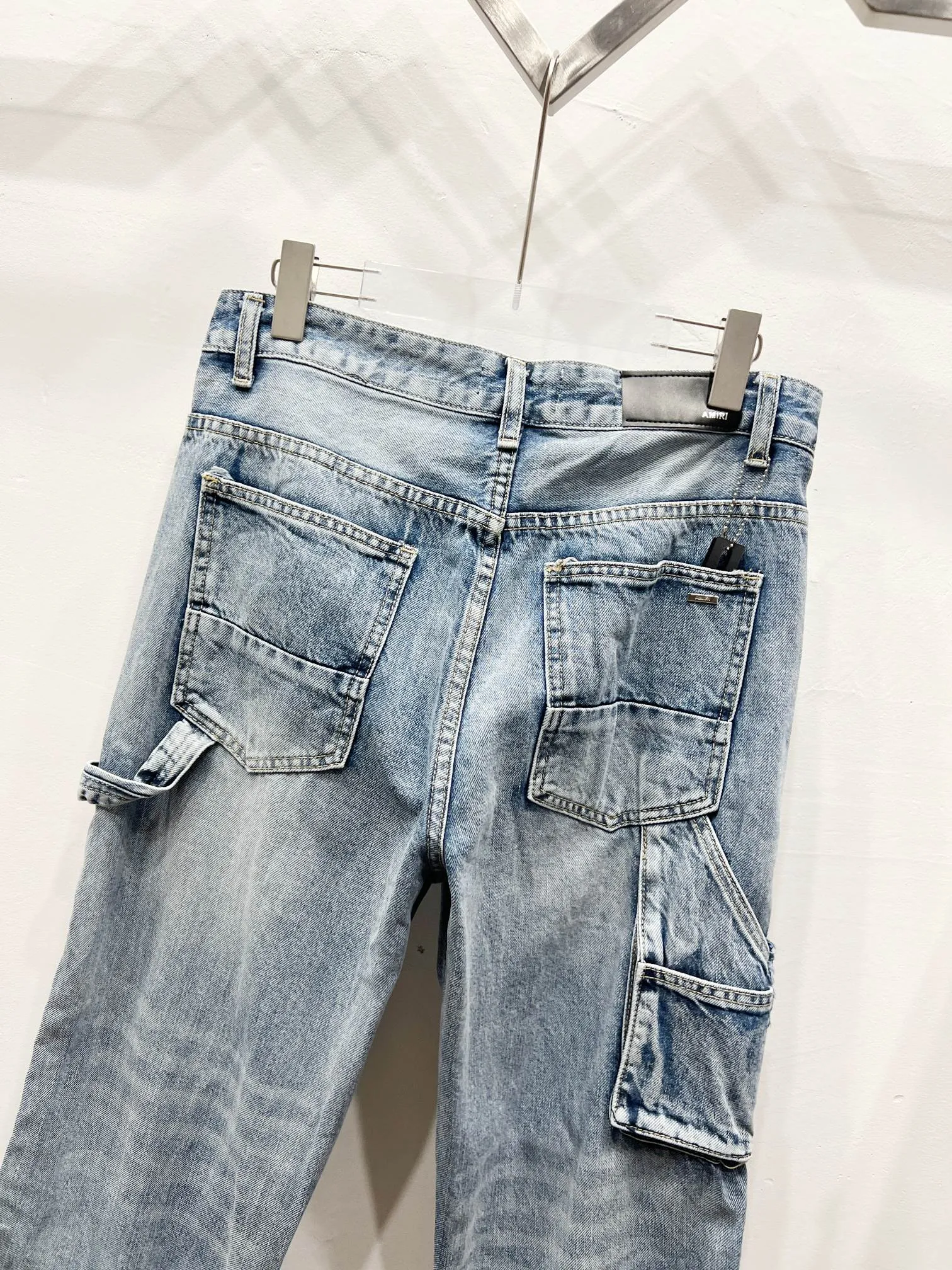 P260 Style No.: (c048) AMIRI & AMIRI 2025 New Heavy Industry Embroidered Letters Logging Pants Couple’s Washed Jeans Top ceiling quality Styles with different washed textures, very friendly to people with thin legs and thick legs. The straight and slim version is very flattering to the leg shape. Moderate length that never goes out of style, easy and casual to match, basic styling for various styles, a must-have in the wardrobe! The fabric is stiff but also makes the upper body soft without losing texture. The washing process is even more perfect. It is a must-have item for everyone! ! ! Washed wheat, hang tag, pants label, three labels complete Color: blue Size: 28, 30, 32, 34, 36