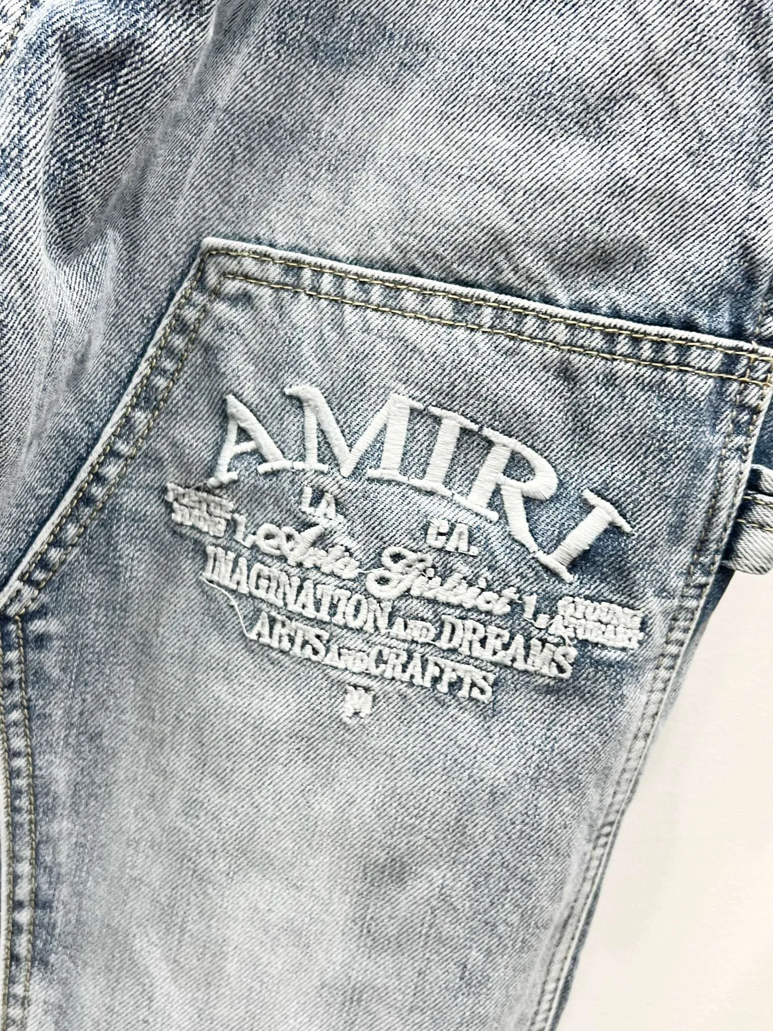 P260 Style No.: (c048) AMIRI & AMIRI 2025 New Heavy Industry Embroidered Letters Logging Pants Couple’s Washed Jeans Top ceiling quality Styles with different washed textures, very friendly to people with thin legs and thick legs. The straight and slim version is very flattering to the leg shape. Moderate length that never goes out of style, easy and casual to match, basic styling for various styles, a must-have in the wardrobe! The fabric is stiff but also makes the upper body soft without losing texture. The washing process is even more perfect. It is a must-have item for everyone! ! ! Washed wheat, hang tag, pants label, three labels complete Color: blue Size: 28, 30, 32, 34, 36