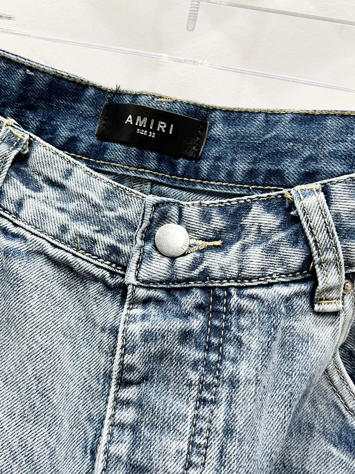 P260 Style No.: (c048) AMIRI & AMIRI 2025 New Heavy Industry Embroidered Letters Logging Pants Couple’s Washed Jeans Top ceiling quality Styles with different washed textures, very friendly to people with thin legs and thick legs. The straight and slim version is very flattering to the leg shape. Moderate length that never goes out of style, easy and casual to match, basic styling for various styles, a must-have in the wardrobe! The fabric is stiff but also makes the upper body soft without losing texture. The washing process is even more perfect. It is a must-have item for everyone! ! ! Washed wheat, hang tag, pants label, three labels complete Color: blue Size: 28, 30, 32, 34, 36