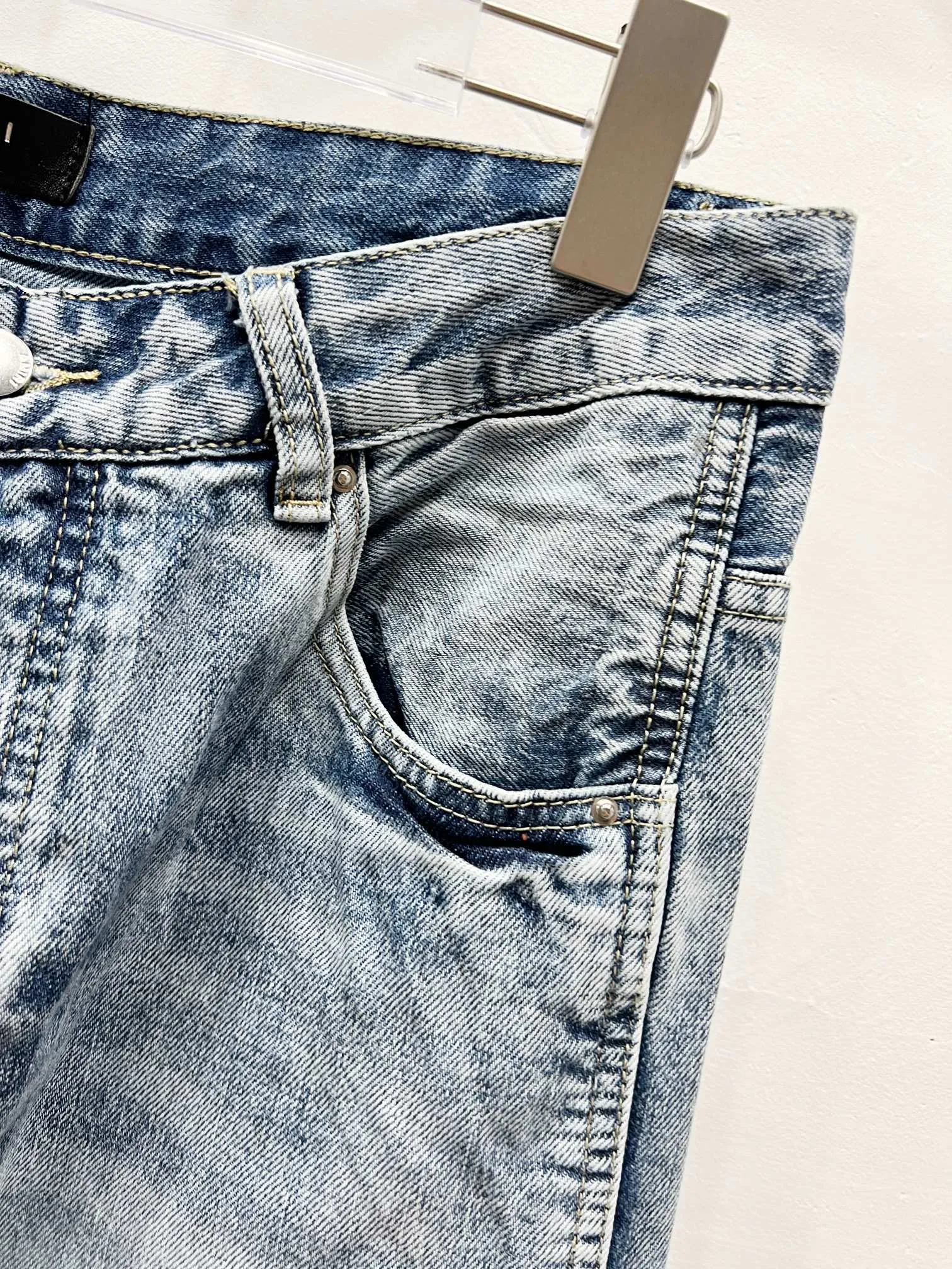 P260 Style No.: (c048) AMIRI & AMIRI 2025 New Heavy Industry Embroidered Letters Logging Pants Couple’s Washed Jeans Top ceiling quality Styles with different washed textures, very friendly to people with thin legs and thick legs. The straight and slim version is very flattering to the leg shape. Moderate length that never goes out of style, easy and casual to match, basic styling for various styles, a must-have in the wardrobe! The fabric is stiff but also makes the upper body soft without losing texture. The washing process is even more perfect. It is a must-have item for everyone! ! ! Washed wheat, hang tag, pants label, three labels complete Color: blue Size: 28, 30, 32, 34, 36