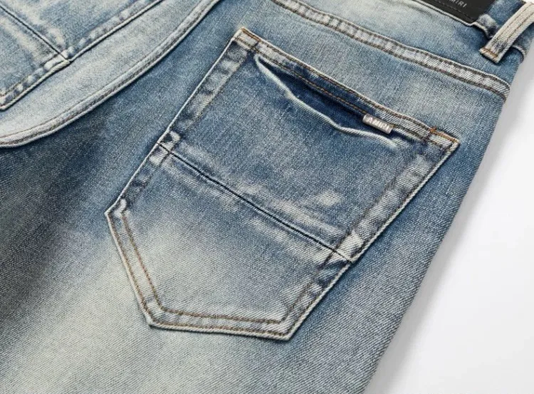 #N13 P246💰 (Top version) AMIRI hot high street jeans slim fit stretch washed knife cut trousers for men AMIRI amiri is transliterated as Emil, which is the name of the founder. Mike Amiri, the founder of amiri, grew up in Los Angeles, USA. He was influenced by local street culture and Punk Rock since childhood, so he founded the amiri brand named after himself. A variety of trendy clothing meets the needs of different trendy players. Amiri clothing has novel and unique styles and is a well-known street brand in the United States. The styles and styles of many clothes are loved by many street photographers. The various clothing styles meet the dressing needs of different people, show their unique temperament, and show the trend of dressing. amiri's jeans are relatively famous. Not only do they have many styles, but the quality of the jeans is also very good. Many celebrities have also worn amiri brand jeans. Color: Picture color Size: 28, 30, 32, 34, 36 28 30 32 34 36 Waist 71 76 81 86 91 Qianlang 26.5 27.5 28.5 29.5 30.5 Hou Lang 37 38 39 40 41 Foot 14 14.8 15.6 16.4 17.2 Foreign Minister 100 102 104 106 107