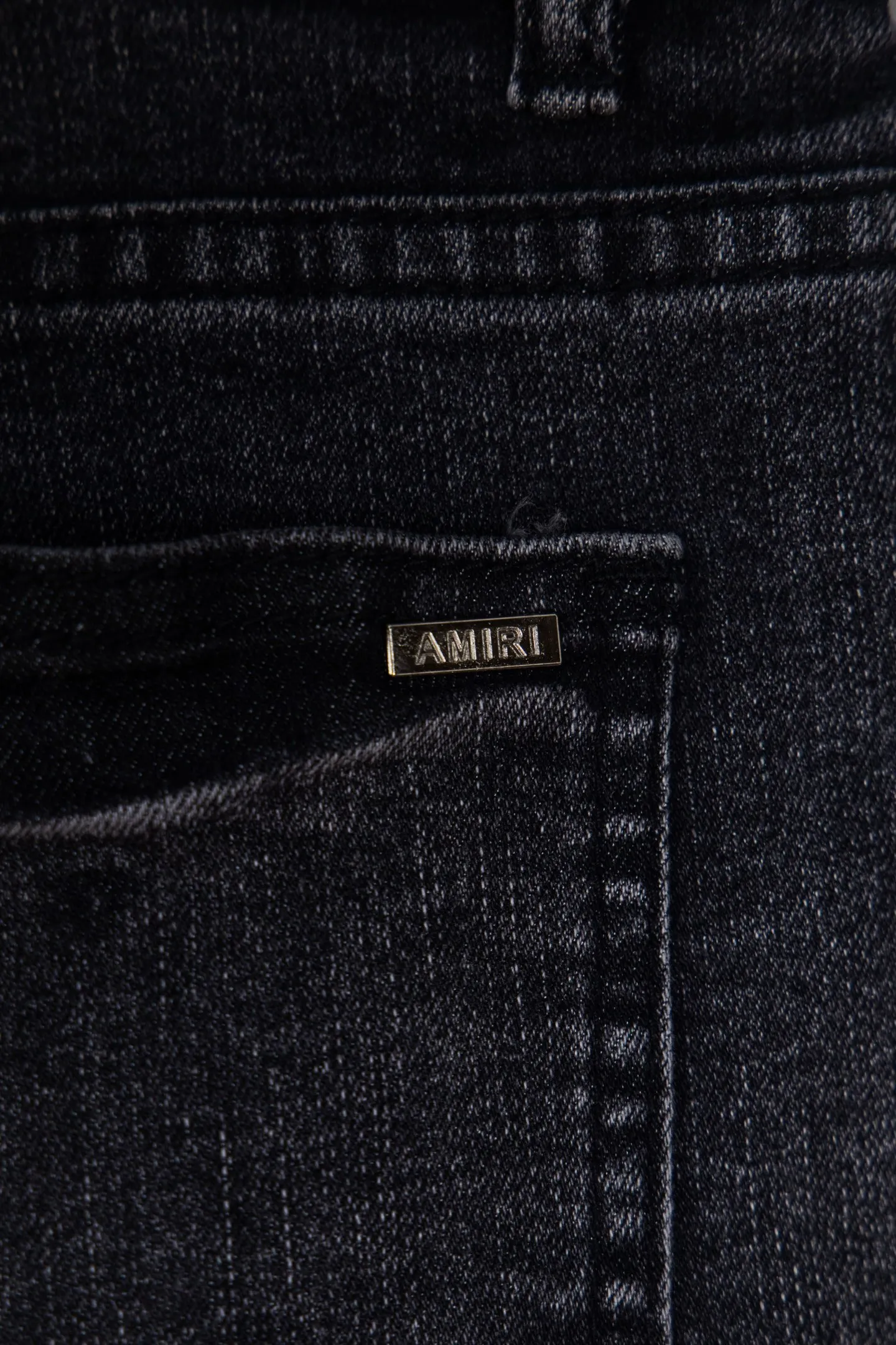 P240 Top version heavyweight Amiri ripped patch jeans high street slim jeans distressed ripped high street slim jeans trousers - top quality - Introduction: amiri is transliterated as Emil, which is the name of the founder. Mike Amiri, the founder of amiri, grew up in Los Angeles, USA. He was influenced by local street culture and Punk Rock since childhood, so he founded the amiri brand named after himself. A variety of fashion brand clothing meets the needs of different fashion players. Amiri clothing has novel and unique styles and is a well-known street brand in the United States. The styles and styles of many clothes are loved by many street photographers. The various clothing styles meet the dressing needs of different people, show their unique temperament, and show the trend of dressing. amiri's jeans are relatively famous. Not only do they have many styles, but the quality of the jeans is also very good. Many celebrities have also worn amiri brand jeans.  The jeans of the amiri brand break through the production process and cutting of the original jeans. The fabrics are relatively soft and comfortable, and are not as hard as some jeans, which can irritate the skin and cause the skin to bleed when worn. Los Angeles trendy brand Amiri's jeans are made with great detail from tailoring to texture, adding wrinkles, bullet holes, damage and other details to add to the trendiness of the jeans. You can choose the style that suits you according to your own needs. Only when you wear a suitable style can you have a certain sense of fashion.  In recent years, high street has become a word that appears more and more frequently in men's clothing. High street style has also become an important direction for everyone's matching. High street related items basically cannot avoid oversize or drop-shoulder tops. The lower body is matched with trackpants or tight-fitting denim. In my opinion, the most representative one is perhaps denim. What I bring to you today is the denim worn by many Internet celebrities in Xiaohongshu. It is operated by a Ningbo washing factory. Front and back. The trousers legs have cat whiskers to play with and fade. Full of high-end sense. Knee part damage design with leather patchwork design. Already used as facade design. Leather waist nameplate. Customized crotch placket hardware. Engraving mold opening. The focus of this style is not on washing, but on the shape and version of the damage. The secret lies in the craftsmanship of the master. Later, the cost of fraying, horse cutting, knife cutting, etc. These hand-made products are far beyond comparison with assembly line products. Size 28-34