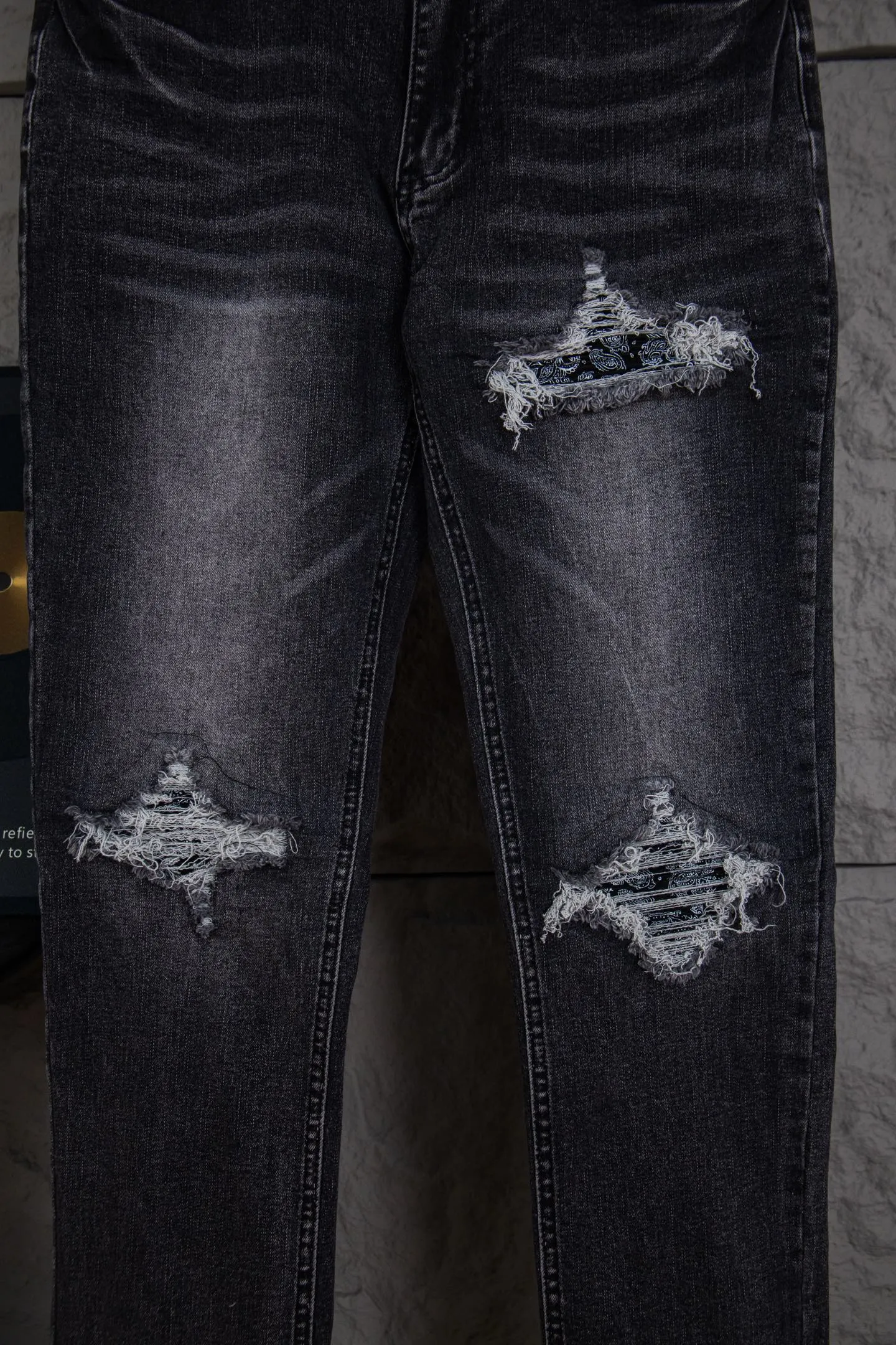 P240 Top version heavyweight Amiri ripped patch jeans high street slim jeans distressed ripped high street slim jeans trousers - top quality - Introduction: amiri is transliterated as Emil, which is the name of the founder. Mike Amiri, the founder of amiri, grew up in Los Angeles, USA. He was influenced by local street culture and Punk Rock since childhood, so he founded the amiri brand named after himself. A variety of fashion brand clothing meets the needs of different fashion players. Amiri clothing has novel and unique styles and is a well-known street brand in the United States. The styles and styles of many clothes are loved by many street photographers. The various clothing styles meet the dressing needs of different people, show their unique temperament, and show the trend of dressing. amiri's jeans are relatively famous. Not only do they have many styles, but the quality of the jeans is also very good. Many celebrities have also worn amiri brand jeans.  The jeans of the amiri brand break through the production process and cutting of the original jeans. The fabrics are relatively soft and comfortable, and are not as hard as some jeans, which can irritate the skin and cause the skin to bleed when worn. Los Angeles trendy brand Amiri's jeans are made with great detail from tailoring to texture, adding wrinkles, bullet holes, damage and other details to add to the trendiness of the jeans. You can choose the style that suits you according to your own needs. Only when you wear a suitable style can you have a certain sense of fashion.  In recent years, high street has become a word that appears more and more frequently in men's clothing. High street style has also become an important direction for everyone's matching. High street related items basically cannot avoid oversize or drop-shoulder tops. The lower body is matched with trackpants or tight-fitting denim. In my opinion, the most representative one is perhaps denim. What I bring to you today is the denim worn by many Internet celebrities in Xiaohongshu. It is operated by a Ningbo washing factory. Front and back. The trousers legs have cat whiskers to play with and fade. Full of high-end sense. Knee part damage design with leather patchwork design. Already used as facade design. Leather waist nameplate. Customized crotch placket hardware. Engraving mold opening. The focus of this style is not on washing, but on the shape and version of the damage. The secret lies in the craftsmanship of the master. Later, the cost of fraying, horse cutting, knife cutting, etc. These hand-made products are far beyond comparison with assembly line products. Size 28-34