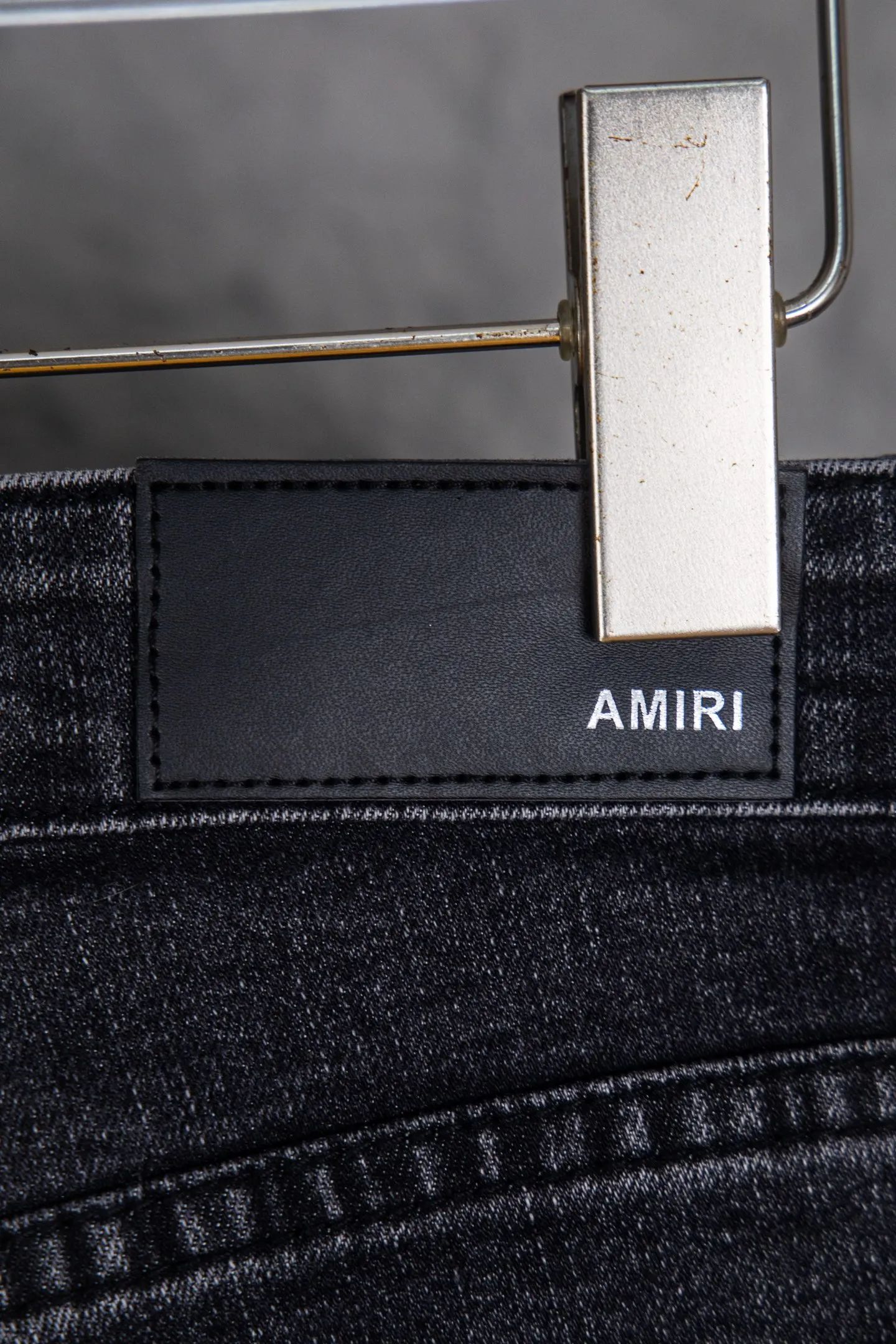 P240 Top version heavyweight Amiri ripped patch jeans high street slim jeans distressed ripped high street slim jeans trousers - top quality - Introduction: amiri is transliterated as Emil, which is the name of the founder. Mike Amiri, the founder of amiri, grew up in Los Angeles, USA. He was influenced by local street culture and Punk Rock since childhood, so he founded the amiri brand named after himself. A variety of fashion brand clothing meets the needs of different fashion players. Amiri clothing has novel and unique styles and is a well-known street brand in the United States. The styles and styles of many clothes are loved by many street photographers. The various clothing styles meet the dressing needs of different people, show their unique temperament, and show the trend of dressing. amiri's jeans are relatively famous. Not only do they have many styles, but the quality of the jeans is also very good. Many celebrities have also worn amiri brand jeans.  The jeans of the amiri brand break through the production process and cutting of the original jeans. The fabrics are relatively soft and comfortable, and are not as hard as some jeans, which can irritate the skin and cause the skin to bleed when worn. Los Angeles trendy brand Amiri's jeans are made with great detail from tailoring to texture, adding wrinkles, bullet holes, damage and other details to add to the trendiness of the jeans. You can choose the style that suits you according to your own needs. Only when you wear a suitable style can you have a certain sense of fashion.  In recent years, high street has become a word that appears more and more frequently in men's clothing. High street style has also become an important direction for everyone's matching. High street related items basically cannot avoid oversize or drop-shoulder tops. The lower body is matched with trackpants or tight-fitting denim. In my opinion, the most representative one is perhaps denim. What I bring to you today is the denim worn by many Internet celebrities in Xiaohongshu. It is operated by a Ningbo washing factory. Front and back. The trousers legs have cat whiskers to play with and fade. Full of high-end sense. Knee part damage design with leather patchwork design. Already used as facade design. Leather waist nameplate. Customized crotch placket hardware. Engraving mold opening. The focus of this style is not on washing, but on the shape and version of the damage. The secret lies in the craftsmanship of the master. Later, the cost of fraying, horse cutting, knife cutting, etc. These hand-made products are far beyond comparison with assembly line products. Size 28-34
