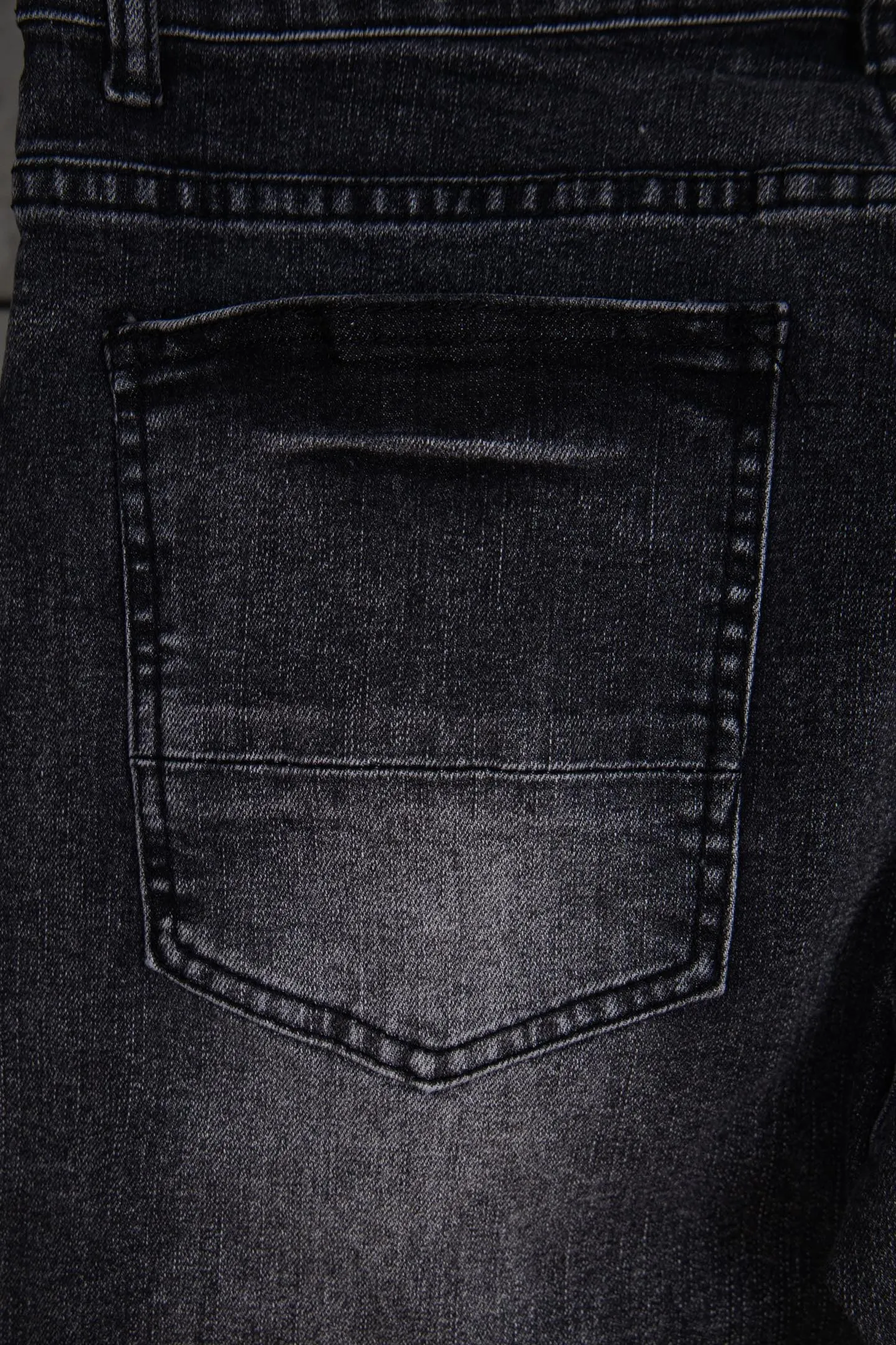 P240 Top version heavyweight Amiri ripped patch jeans high street slim jeans distressed ripped high street slim jeans trousers - top quality - Introduction: amiri is transliterated as Emil, which is the name of the founder. Mike Amiri, the founder of amiri, grew up in Los Angeles, USA. He was influenced by local street culture and Punk Rock since childhood, so he founded the amiri brand named after himself. A variety of fashion brand clothing meets the needs of different fashion players. Amiri clothing has novel and unique styles and is a well-known street brand in the United States. The styles and styles of many clothes are loved by many street photographers. The various clothing styles meet the dressing needs of different people, show their unique temperament, and show the trend of dressing. amiri's jeans are relatively famous. Not only do they have many styles, but the quality of the jeans is also very good. Many celebrities have also worn amiri brand jeans.  The jeans of the amiri brand break through the production process and cutting of the original jeans. The fabrics are relatively soft and comfortable, and are not as hard as some jeans, which can irritate the skin and cause the skin to bleed when worn. Los Angeles trendy brand Amiri's jeans are made with great detail from tailoring to texture, adding wrinkles, bullet holes, damage and other details to add to the trendiness of the jeans. You can choose the style that suits you according to your own needs. Only when you wear a suitable style can you have a certain sense of fashion.  In recent years, high street has become a word that appears more and more frequently in men's clothing. High street style has also become an important direction for everyone's matching. High street related items basically cannot avoid oversize or drop-shoulder tops. The lower body is matched with trackpants or tight-fitting denim. In my opinion, the most representative one is perhaps denim. What I bring to you today is the denim worn by many Internet celebrities in Xiaohongshu. It is operated by a Ningbo washing factory. Front and back. The trousers legs have cat whiskers to play with and fade. Full of high-end sense. Knee part damage design with leather patchwork design. Already used as facade design. Leather waist nameplate. Customized crotch placket hardware. Engraving mold opening. The focus of this style is not on washing, but on the shape and version of the damage. The secret lies in the craftsmanship of the master. Later, the cost of fraying, horse cutting, knife cutting, etc. These hand-made products are far beyond comparison with assembly line products. Size 28-34
