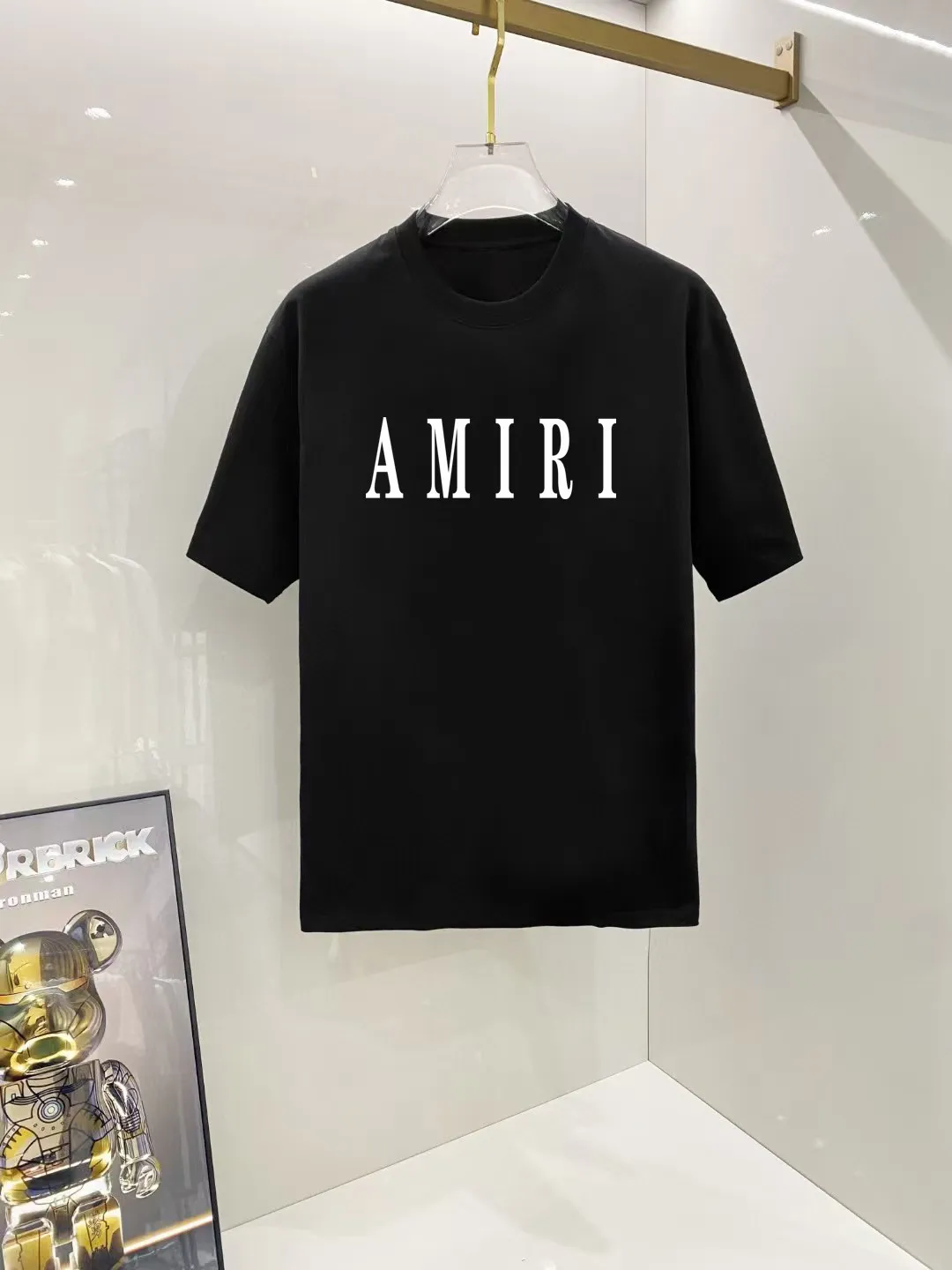 P140 AMIRI# 2025 spring and summer new style debut counter, the latest short-sleeved round neck T-shirt, high-end custom design, avant-garde and fashionable! The brand logo is designed with heavy craftsmanship. High-end customized 250g Xinjiang long-staple cotton fabric. Soft to the touch. Comfortable to wear. Exquisite stitching at the counter level. Fine workmanship. The upper body effect is incomparably handsome! A must-have item for a stylish man! Color: black. White! Size: S M L