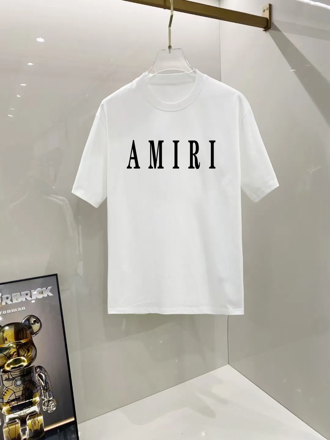 P140 AMIRI# 2025 spring and summer new style debut counter, the latest short-sleeved round neck T-shirt, high-end custom design, avant-garde and fashionable! The brand logo is designed with heavy craftsmanship. High-end customized 250g Xinjiang long-staple cotton fabric. Soft to the touch. Comfortable to wear. Exquisite stitching at the counter level. Fine workmanship. The upper body effect is incomparably handsome! A must-have item for a stylish man! Color: black. White! Size: S M L