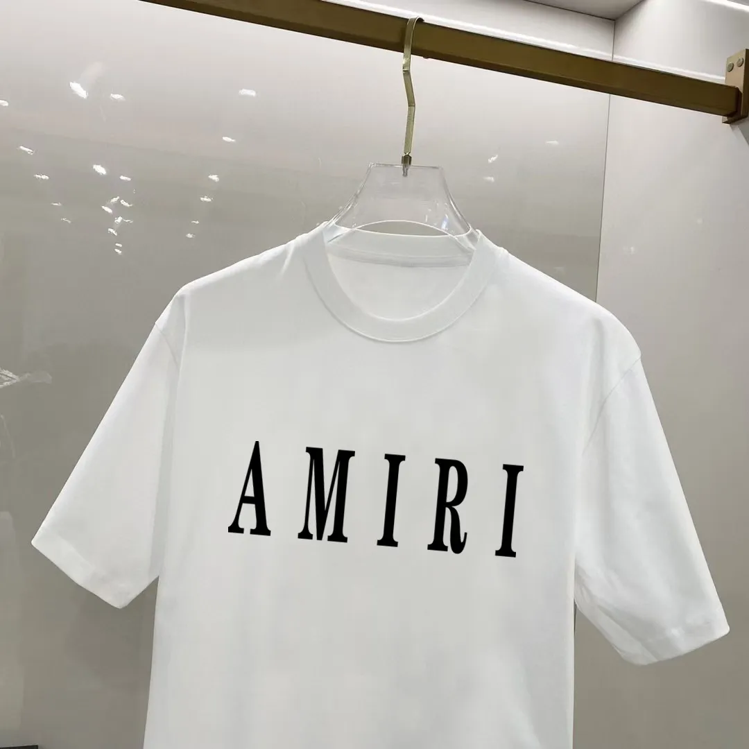 P140 AMIRI# 2025 spring and summer new style debut counter, the latest short-sleeved round neck T-shirt, high-end custom design, avant-garde and fashionable! The brand logo is designed with heavy craftsmanship. High-end customized 250g Xinjiang long-staple cotton fabric. Soft to the touch. Comfortable to wear. Exquisite stitching at the counter level. Fine workmanship. The upper body effect is incomparably handsome! A must-have item for a stylish man! Color: black. White! Size: S M L