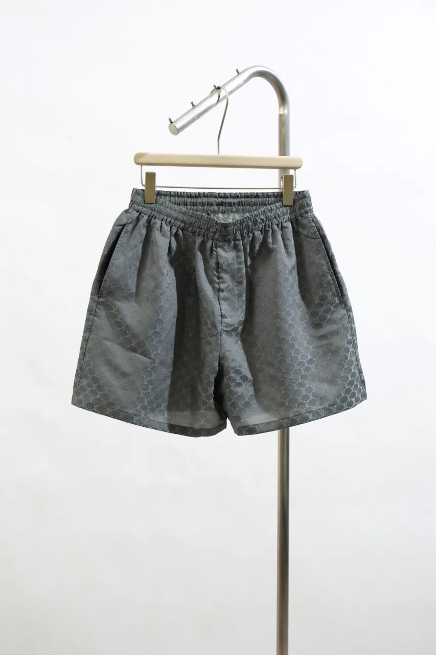 Size Chart LV 24SS short-sleeved shirt and shorts interpret the brand’s classic elements with a modern style and make an eye-catching appearance in the 2024 spring and summer show. Bright tones depict an enlarged version of the Damier pattern, the Marque L. Vuitton Déposée logo is subtly integrated into the plaid, and the military stand collar adds a fresh touch. Same style for men and women.