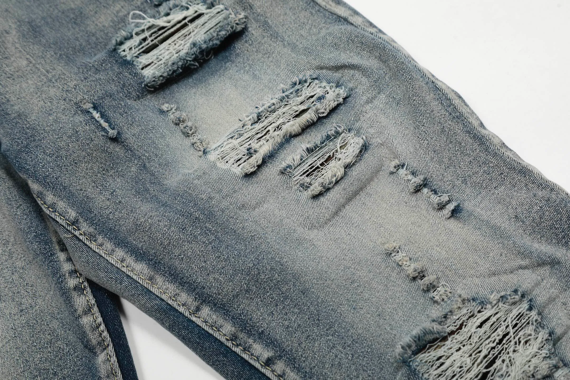 #M03 P168💰 AMIRI splash-ink medal patch embroidered jeans trousers AMIRI high street basic ripped tight stretch jeans trousers Amiriamiri is transliterated as Emil, which is the name of the founder. Mike Amiri, the founder of amiri, grew up in Los Angeles, USA. He was influenced by the local street culture Rock since he was a child, so he founded the amiri brand named after himself. A variety of trendy brand clothing meets the needs of different trendy players. Amiri clothing has novel and unique styles and is a well-known street brand in the United States. Many of its styles and styles are loved by many street photographers. Various clothing styles meet the needs of different people, show their unique temperament, and show the trend of dressing. amiri's jeans are relatively famous. Not only do they have many styles, but the quality of the jeans is also very good. Many celebrities have also worn amiri brand jeans.  The jeans of the amiri brand break through the production process and cutting of the original jeans. The fabrics are relatively soft and comfortable, and are not as hard as some jeans, which can irritate the skin and cause the skin to bleed when worn. Los Angeles trendy brand Amiri's jeans are made with great detail from tailoring to texture, adding wrinkles, bullet holes, damage and other details to add to the trendiness of the jeans. You can choose the style that suits you according to your own needs. Only when you wear a suitable style can you have a certain sense of fashion.  In recent years, high street has become a word that appears more and more frequently in men's clothing. High street style has also become an important direction for everyone's matching. High street related items are basically inseparable from oversize or off-shoulder tops. The lower body is matched with trackpants or tight-fitting denim. In my opinion, the most representative one is perhaps annihilation. Color; picture color Size: 30-32-34-36