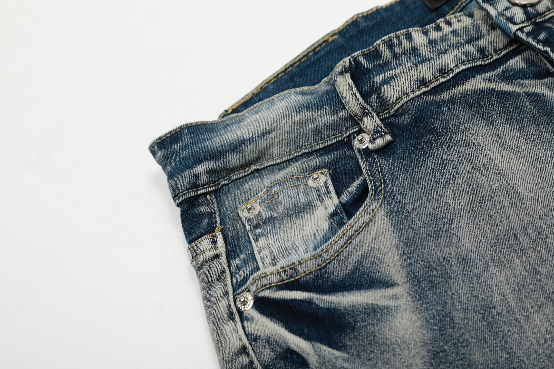 #M03 P168💰 AMIRI splash-ink medal patch embroidered jeans trousers AMIRI high street basic ripped tight stretch jeans trousers Amiriamiri is transliterated as Emil, which is the name of the founder. Mike Amiri, the founder of amiri, grew up in Los Angeles, USA. He was influenced by the local street culture Rock since he was a child, so he founded the amiri brand named after himself. A variety of trendy brand clothing meets the needs of different trendy players. Amiri clothing has novel and unique styles and is a well-known street brand in the United States. Many of its styles and styles are loved by many street photographers. Various clothing styles meet the needs of different people, show their unique temperament, and show the trend of dressing. amiri's jeans are relatively famous. Not only do they have many styles, but the quality of the jeans is also very good. Many celebrities have also worn amiri brand jeans.  The jeans of the amiri brand break through the production process and cutting of the original jeans. The fabrics are relatively soft and comfortable, and are not as hard as some jeans, which can irritate the skin and cause the skin to bleed when worn. Los Angeles trendy brand Amiri's jeans are made with great detail from tailoring to texture, adding wrinkles, bullet holes, damage and other details to add to the trendiness of the jeans. You can choose the style that suits you according to your own needs. Only when you wear a suitable style can you have a certain sense of fashion.  In recent years, high street has become a word that appears more and more frequently in men's clothing. High street style has also become an important direction for everyone's matching. High street related items are basically inseparable from oversize or off-shoulder tops. The lower body is matched with trackpants or tight-fitting denim. In my opinion, the most representative one is perhaps annihilation. Color; picture color Size: 30-32-34-36