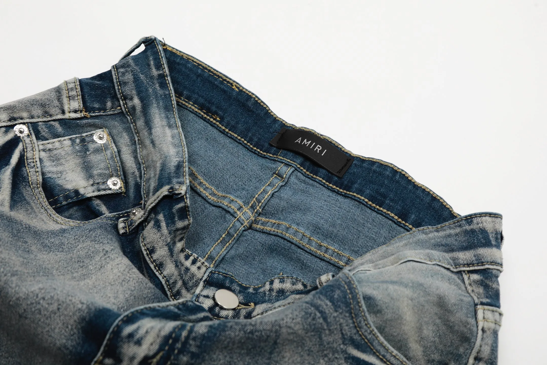 #M03 P168💰 AMIRI splash-ink medal patch embroidered jeans trousers AMIRI high street basic ripped tight stretch jeans trousers Amiriamiri is transliterated as Emil, which is the name of the founder. Mike Amiri, the founder of amiri, grew up in Los Angeles, USA. He was influenced by the local street culture Rock since he was a child, so he founded the amiri brand named after himself. A variety of trendy brand clothing meets the needs of different trendy players. Amiri clothing has novel and unique styles and is a well-known street brand in the United States. Many of its styles and styles are loved by many street photographers. Various clothing styles meet the needs of different people, show their unique temperament, and show the trend of dressing. amiri's jeans are relatively famous. Not only do they have many styles, but the quality of the jeans is also very good. Many celebrities have also worn amiri brand jeans.  The jeans of the amiri brand break through the production process and cutting of the original jeans. The fabrics are relatively soft and comfortable, and are not as hard as some jeans, which can irritate the skin and cause the skin to bleed when worn. Los Angeles trendy brand Amiri's jeans are made with great detail from tailoring to texture, adding wrinkles, bullet holes, damage and other details to add to the trendiness of the jeans. You can choose the style that suits you according to your own needs. Only when you wear a suitable style can you have a certain sense of fashion.  In recent years, high street has become a word that appears more and more frequently in men's clothing. High street style has also become an important direction for everyone's matching. High street related items are basically inseparable from oversize or off-shoulder tops. The lower body is matched with trackpants or tight-fitting denim. In my opinion, the most representative one is perhaps annihilation. Color; picture color Size: 30-32-34-36