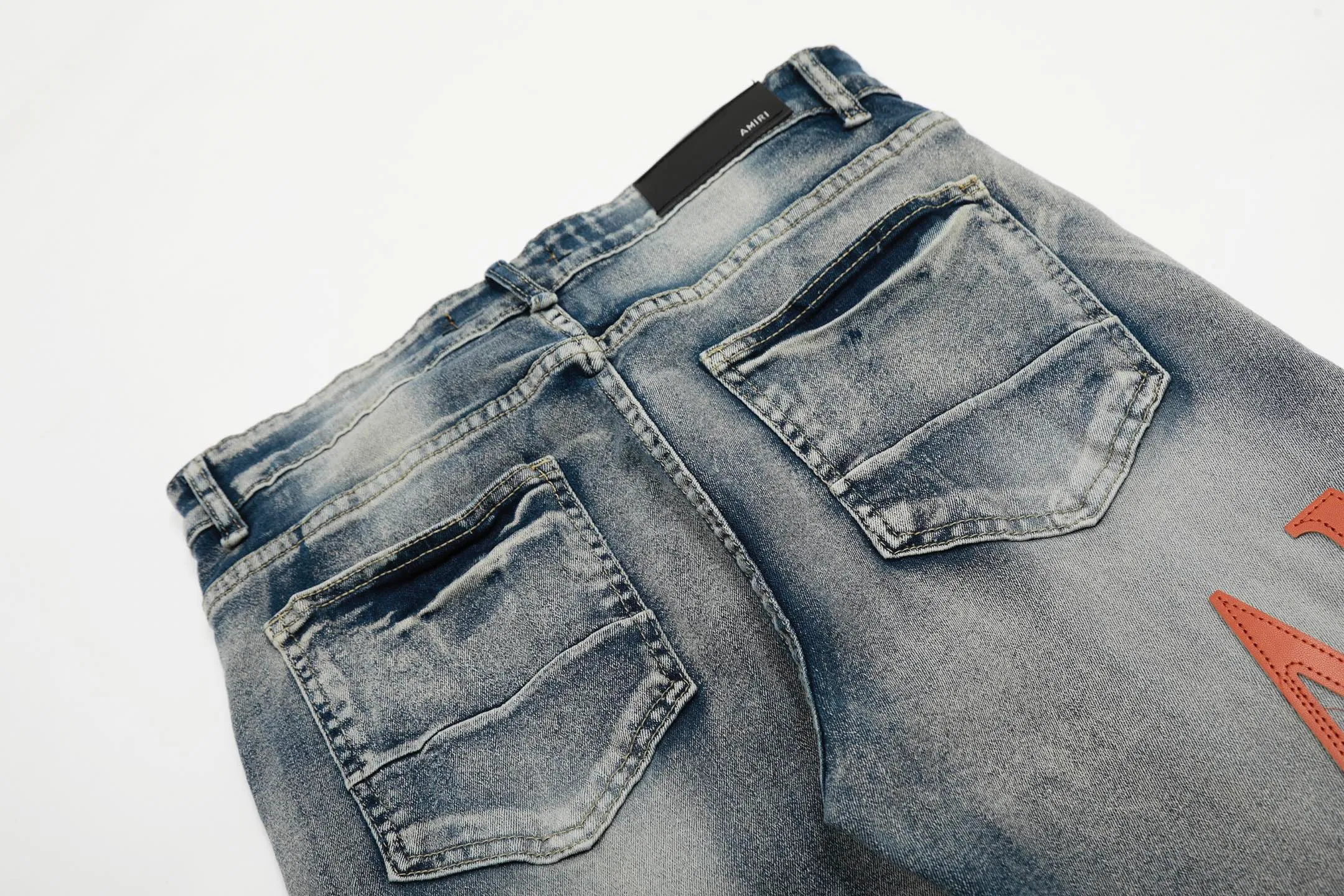 #M03 P168💰 AMIRI splash-ink medal patch embroidered jeans trousers AMIRI high street basic ripped tight stretch jeans trousers Amiriamiri is transliterated as Emil, which is the name of the founder. Mike Amiri, the founder of amiri, grew up in Los Angeles, USA. He was influenced by the local street culture Rock since he was a child, so he founded the amiri brand named after himself. A variety of trendy brand clothing meets the needs of different trendy players. Amiri clothing has novel and unique styles and is a well-known street brand in the United States. Many of its styles and styles are loved by many street photographers. Various clothing styles meet the needs of different people, show their unique temperament, and show the trend of dressing. amiri's jeans are relatively famous. Not only do they have many styles, but the quality of the jeans is also very good. Many celebrities have also worn amiri brand jeans.  The jeans of the amiri brand break through the production process and cutting of the original jeans. The fabrics are relatively soft and comfortable, and are not as hard as some jeans, which can irritate the skin and cause the skin to bleed when worn. Los Angeles trendy brand Amiri's jeans are made with great detail from tailoring to texture, adding wrinkles, bullet holes, damage and other details to add to the trendiness of the jeans. You can choose the style that suits you according to your own needs. Only when you wear a suitable style can you have a certain sense of fashion.  In recent years, high street has become a word that appears more and more frequently in men's clothing. High street style has also become an important direction for everyone's matching. High street related items are basically inseparable from oversize or off-shoulder tops. The lower body is matched with trackpants or tight-fitting denim. In my opinion, the most representative one is perhaps annihilation. Color; picture color Size: 30-32-34-36