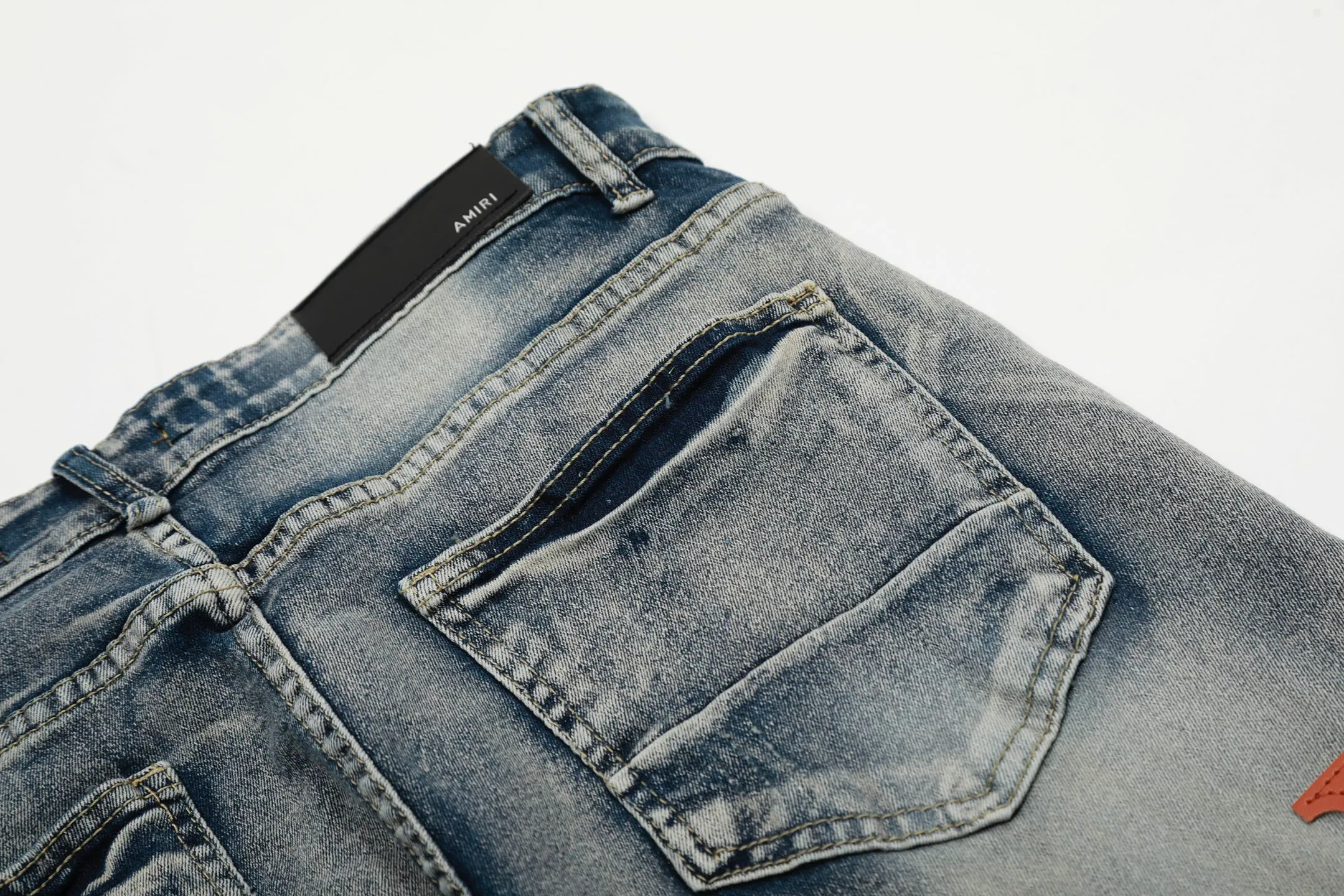 #M03 P168💰 AMIRI splash-ink medal patch embroidered jeans trousers AMIRI high street basic ripped tight stretch jeans trousers Amiriamiri is transliterated as Emil, which is the name of the founder. Mike Amiri, the founder of amiri, grew up in Los Angeles, USA. He was influenced by the local street culture Rock since he was a child, so he founded the amiri brand named after himself. A variety of trendy brand clothing meets the needs of different trendy players. Amiri clothing has novel and unique styles and is a well-known street brand in the United States. Many of its styles and styles are loved by many street photographers. Various clothing styles meet the needs of different people, show their unique temperament, and show the trend of dressing. amiri's jeans are relatively famous. Not only do they have many styles, but the quality of the jeans is also very good. Many celebrities have also worn amiri brand jeans.  The jeans of the amiri brand break through the production process and cutting of the original jeans. The fabrics are relatively soft and comfortable, and are not as hard as some jeans, which can irritate the skin and cause the skin to bleed when worn. Los Angeles trendy brand Amiri's jeans are made with great detail from tailoring to texture, adding wrinkles, bullet holes, damage and other details to add to the trendiness of the jeans. You can choose the style that suits you according to your own needs. Only when you wear a suitable style can you have a certain sense of fashion.  In recent years, high street has become a word that appears more and more frequently in men's clothing. High street style has also become an important direction for everyone's matching. High street related items are basically inseparable from oversize or off-shoulder tops. The lower body is matched with trackpants or tight-fitting denim. In my opinion, the most representative one is perhaps annihilation. Color; picture color Size: 30-32-34-36