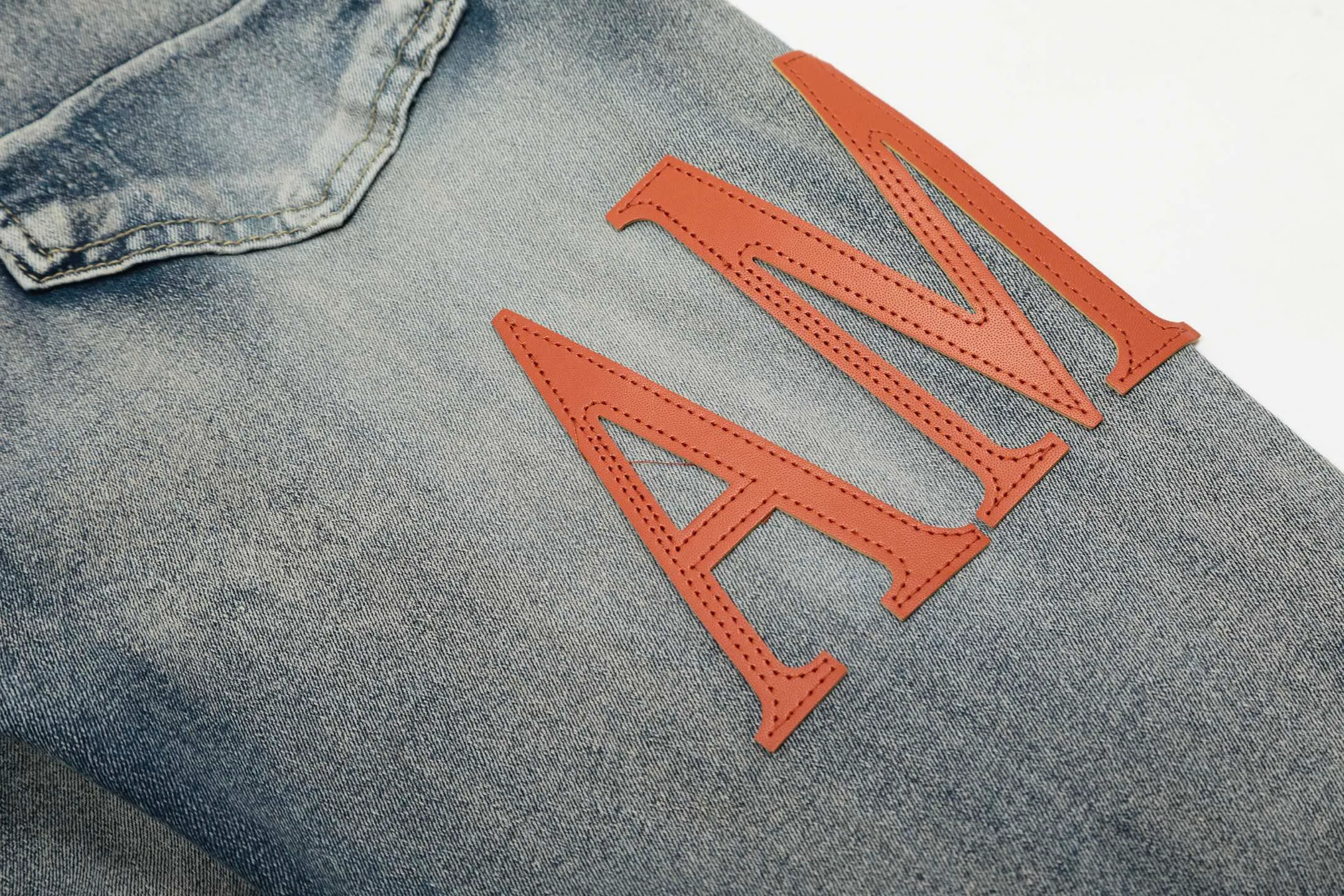 #M03 P168💰 AMIRI splash-ink medal patch embroidered jeans trousers AMIRI high street basic ripped tight stretch jeans trousers Amiriamiri is transliterated as Emil, which is the name of the founder. Mike Amiri, the founder of amiri, grew up in Los Angeles, USA. He was influenced by the local street culture Rock since he was a child, so he founded the amiri brand named after himself. A variety of trendy brand clothing meets the needs of different trendy players. Amiri clothing has novel and unique styles and is a well-known street brand in the United States. Many of its styles and styles are loved by many street photographers. Various clothing styles meet the needs of different people, show their unique temperament, and show the trend of dressing. amiri's jeans are relatively famous. Not only do they have many styles, but the quality of the jeans is also very good. Many celebrities have also worn amiri brand jeans.  The jeans of the amiri brand break through the production process and cutting of the original jeans. The fabrics are relatively soft and comfortable, and are not as hard as some jeans, which can irritate the skin and cause the skin to bleed when worn. Los Angeles trendy brand Amiri's jeans are made with great detail from tailoring to texture, adding wrinkles, bullet holes, damage and other details to add to the trendiness of the jeans. You can choose the style that suits you according to your own needs. Only when you wear a suitable style can you have a certain sense of fashion.  In recent years, high street has become a word that appears more and more frequently in men's clothing. High street style has also become an important direction for everyone's matching. High street related items are basically inseparable from oversize or off-shoulder tops. The lower body is matched with trackpants or tight-fitting denim. In my opinion, the most representative one is perhaps annihilation. Color; picture color Size: 30-32-34-36
