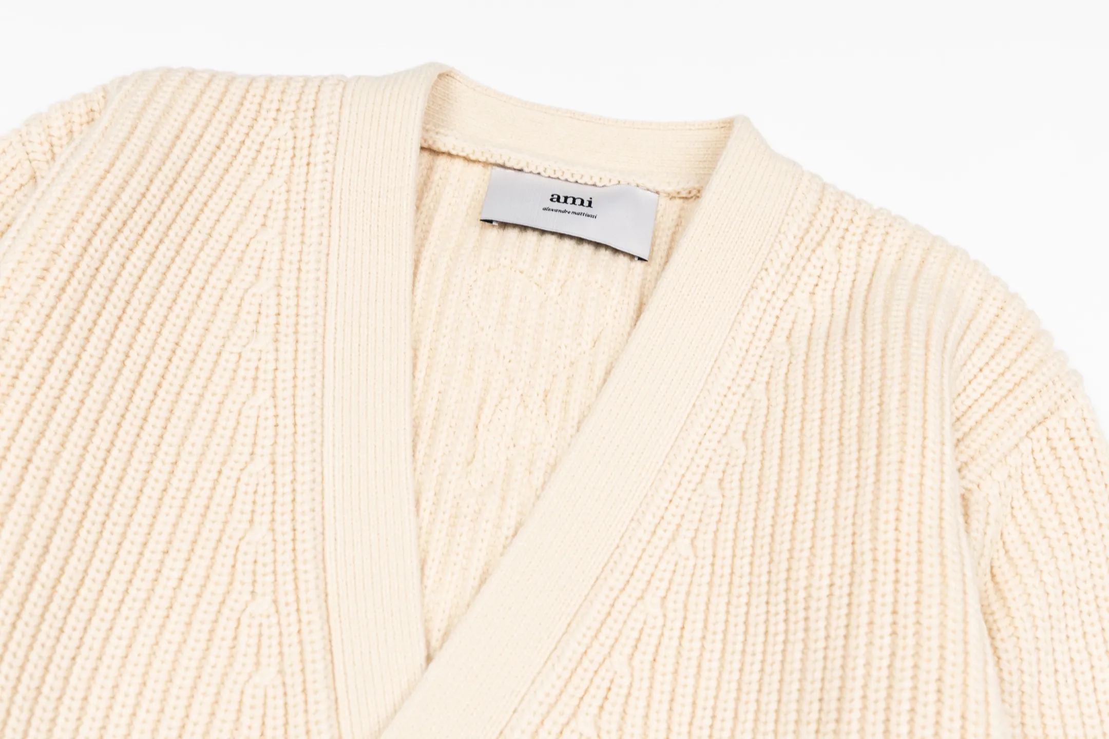 🅿️600 Ami woven love stripe contrasting V-neck knitted cardigan (apricot color). The original version was purchased for 2,759 and developed. The fabric is made of alpaca wool to maintain a stable shape. The stitching is even and firm, and the details are meticulously handled, reflecting the brand's strict control over quality. The overall design is simple and elegant, suitable for various occasions. Whether it is business or leisure, it can show an elegant and decent style. The overall wiring is straight and delicate, the fabric is comfortable and soft, and the color is consistent without color difference. It can be matched with the same style to create a fashionable look, and can be used in various occasions. Customized accessories, complete with three standards, the same style for men and women. Size:S-M-L-XL