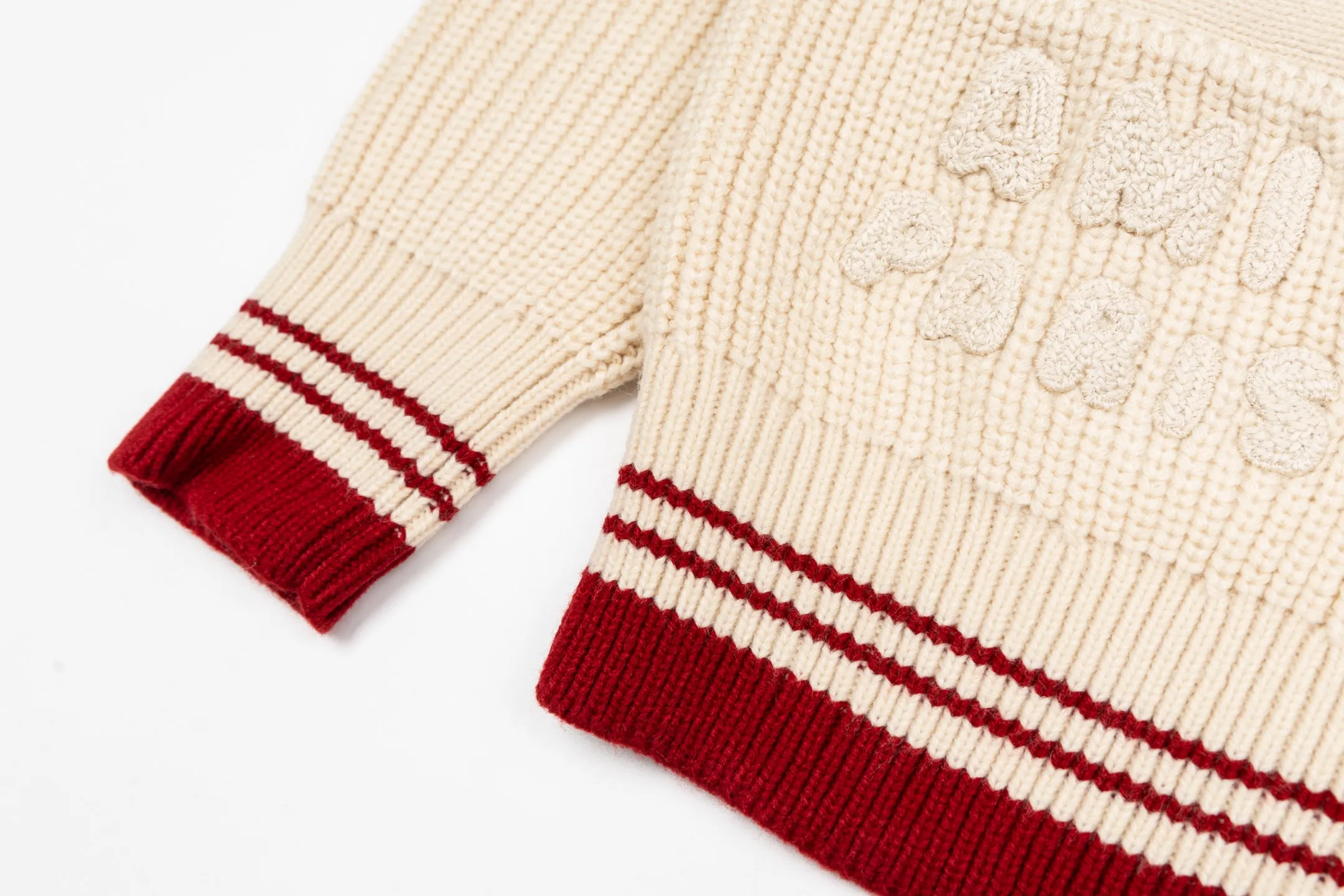 🅿️600 Ami woven love stripe contrasting V-neck knitted cardigan (apricot color). The original version was purchased for 2,759 and developed. The fabric is made of alpaca wool to maintain a stable shape. The stitching is even and firm, and the details are meticulously handled, reflecting the brand's strict control over quality. The overall design is simple and elegant, suitable for various occasions. Whether it is business or leisure, it can show an elegant and decent style. The overall wiring is straight and delicate, the fabric is comfortable and soft, and the color is consistent without color difference. It can be matched with the same style to create a fashionable look, and can be used in various occasions. Customized accessories, complete with three standards, the same style for men and women. Size:S-M-L-XL