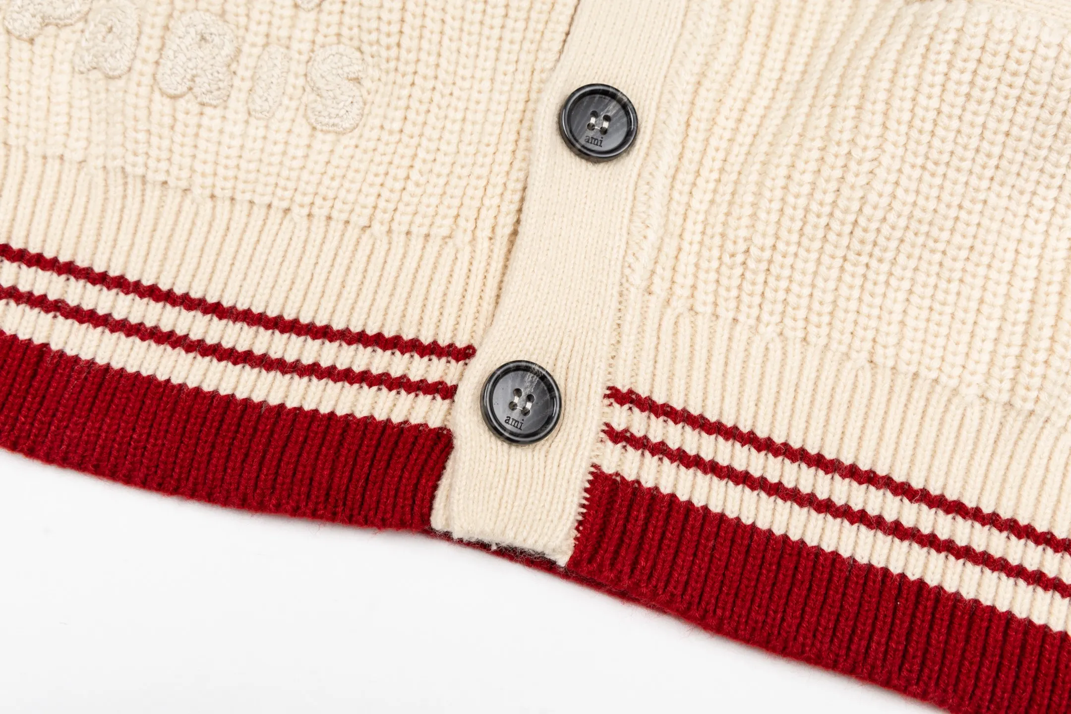 🅿️600 Ami woven love stripe contrasting V-neck knitted cardigan (apricot color). The original version was purchased for 2,759 and developed. The fabric is made of alpaca wool to maintain a stable shape. The stitching is even and firm, and the details are meticulously handled, reflecting the brand's strict control over quality. The overall design is simple and elegant, suitable for various occasions. Whether it is business or leisure, it can show an elegant and decent style. The overall wiring is straight and delicate, the fabric is comfortable and soft, and the color is consistent without color difference. It can be matched with the same style to create a fashionable look, and can be used in various occasions. Customized accessories, complete with three standards, the same style for men and women. Size:S-M-L-XL