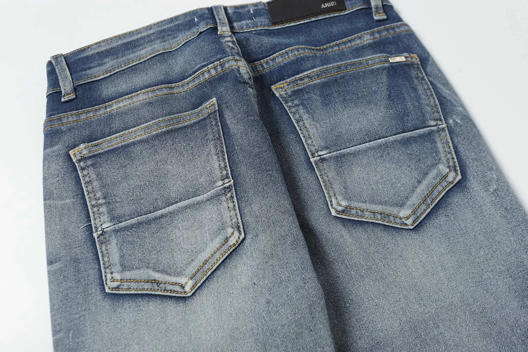 P280 AMIRI 25ss patch embroidery jeans trousers AMIRI high street basic ripped loose casual versatile jeans trousers amiri brand jeans break the production process and cutting of the original jeans, the fabrics are softer and more comfortable Hand-sewn collar label Customized logo buttons Genuine leather tag Color: Picture color Code number: 28-36