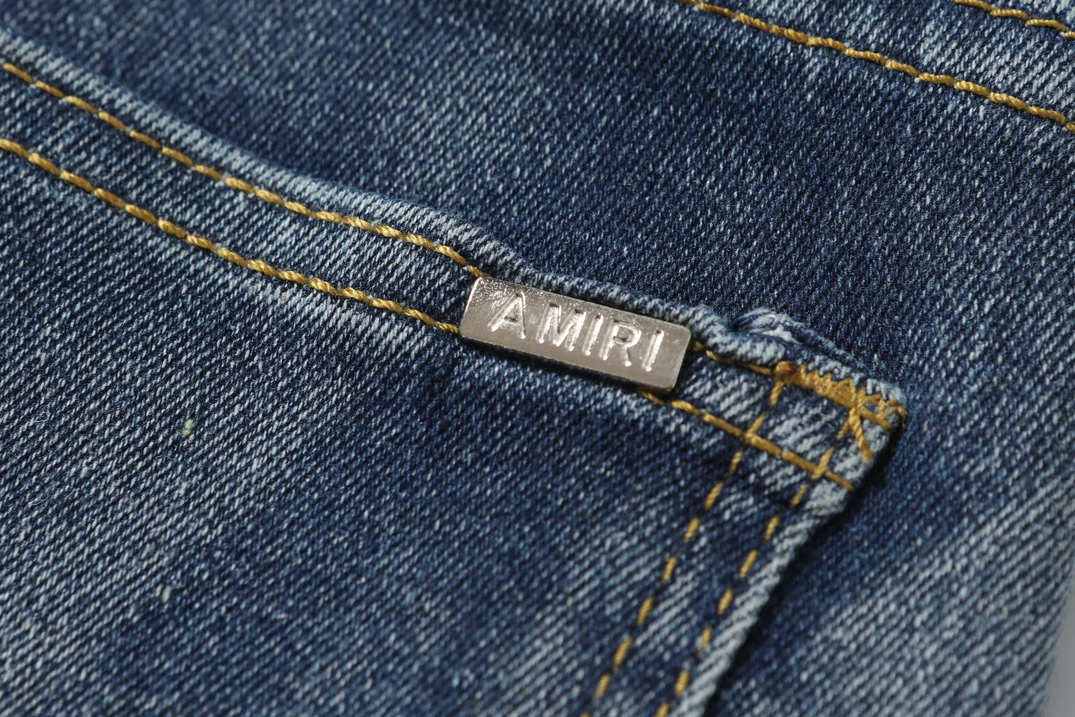 P280 AMIRI 25ss patch embroidery jeans trousers AMIRI high street basic ripped loose casual versatile jeans trousers amiri brand jeans break the production process and cutting of the original jeans, the fabrics are softer and more comfortable Hand-sewn collar label Customized logo buttons Genuine leather tag Color: Picture color Code number: 28-36