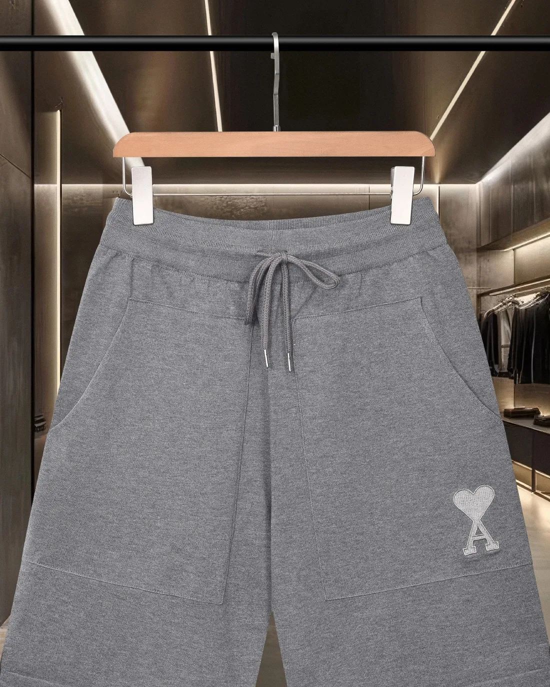 🅿️236 (shipped next day) Ami/Love Macaron ❤Logo embroidered casual sports shorts 2025ss official website new original fabric official same style shorts custom mesh sweater knitted fabric high-end version, counter customized fabric High breathability and comfort, precision production, impeccable detail processing, ✅customized logo engraved buttons, three labels complete. Brand element design concept reflects high quality. It feels delicate and soft! Presenting a casual cut, the upper body shape is great🐍Color: apricot gray blue and black Size: M-2XL