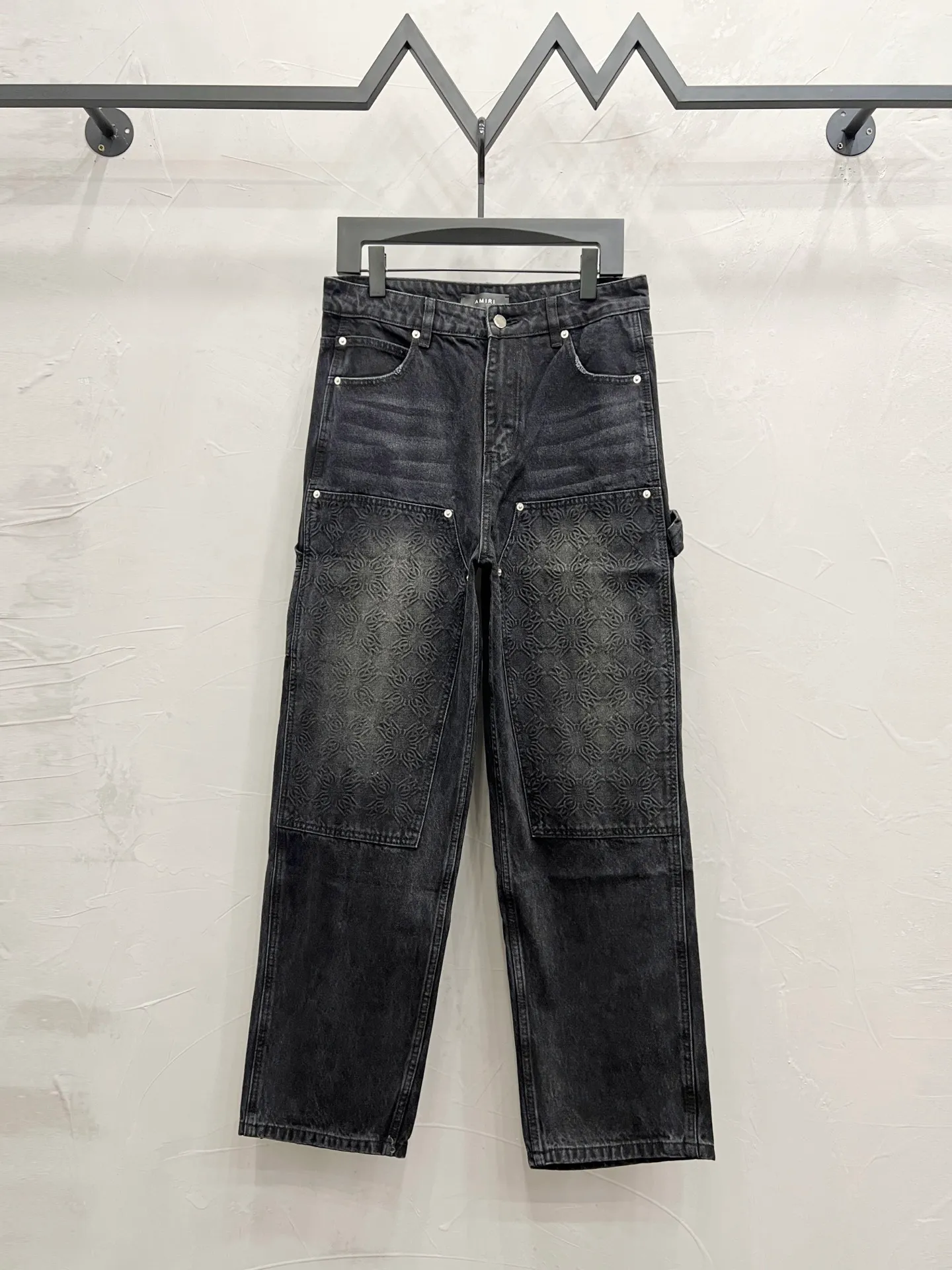 P250 Style number: [M923] AMIRI early spring series SS25 embossed letter printed five-pocket fitted mid-rise jeans for men, retro black, top ceiling quality, styles with different wash textures, very friendly to people with thin legs and thick legs, the straight and slim version is very flattering to the leg shape, timeless moderate length, easy to match with casual, basic styling for various styles, a must-have in the wardrobe! The fabric is stiff but also makes the upper body soft without losing texture. The washing process is even more perfect. It is a must-have item for everyone! ! ! Washed wheat, hang tag, pants label, three labels complete Color: black Size: 30, 32, 34, 36