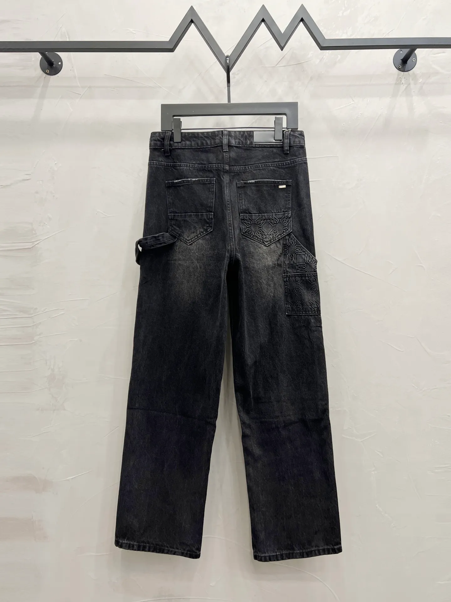 P250 Style number: [M923] AMIRI early spring series SS25 embossed letter printed five-pocket fitted mid-rise jeans for men, retro black, top ceiling quality, styles with different wash textures, very friendly to people with thin legs and thick legs, the straight and slim version is very flattering to the leg shape, timeless moderate length, easy to match with casual, basic styling for various styles, a must-have in the wardrobe! The fabric is stiff but also makes the upper body soft without losing texture. The washing process is even more perfect. It is a must-have item for everyone! ! ! Washed wheat, hang tag, pants label, three labels complete Color: black Size: 30, 32, 34, 36