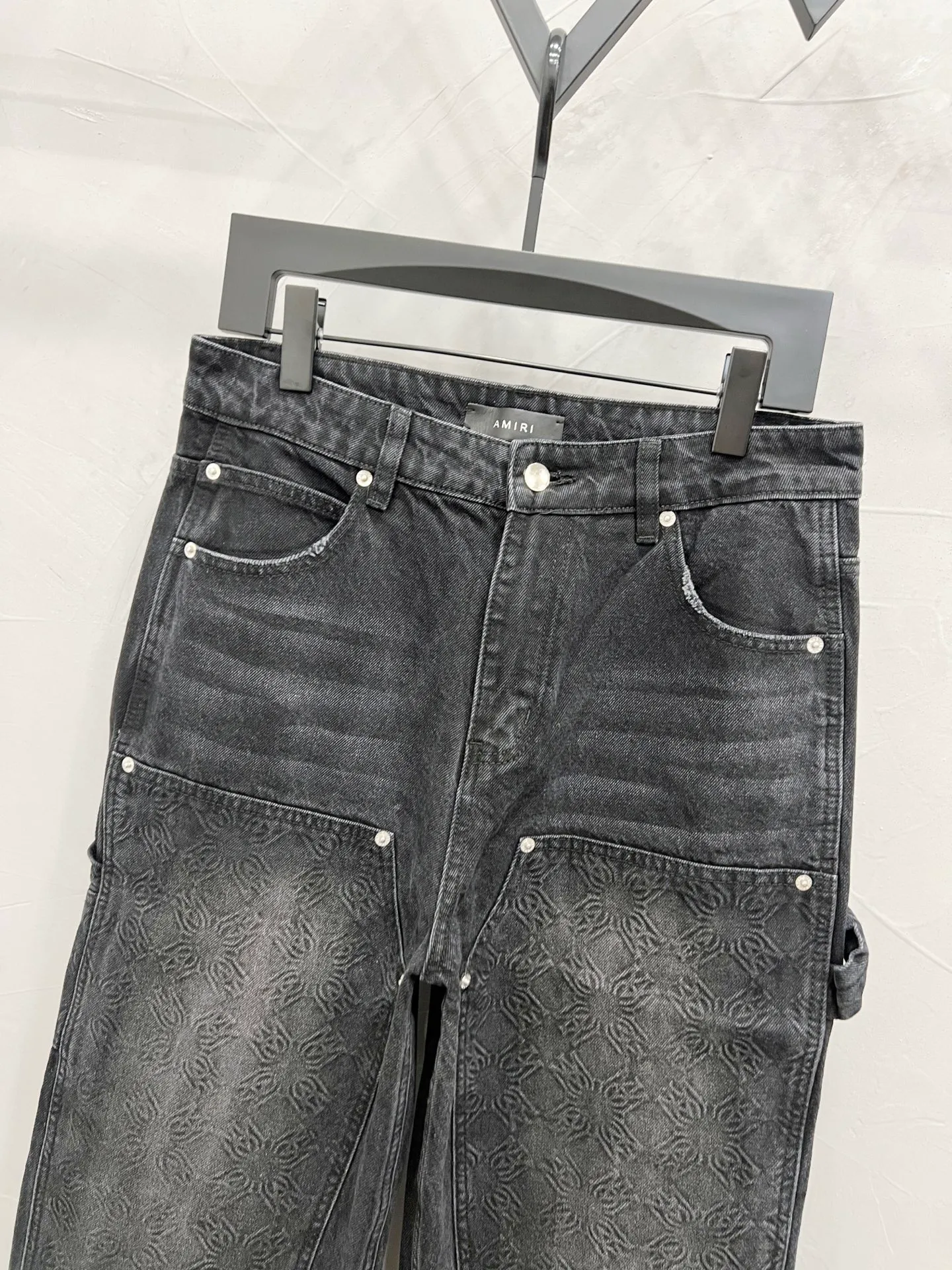 P250 Style number: [M923] AMIRI early spring series SS25 embossed letter printed five-pocket fitted mid-rise jeans for men, retro black, top ceiling quality, styles with different wash textures, very friendly to people with thin legs and thick legs, the straight and slim version is very flattering to the leg shape, timeless moderate length, easy to match with casual, basic styling for various styles, a must-have in the wardrobe! The fabric is stiff but also makes the upper body soft without losing texture. The washing process is even more perfect. It is a must-have item for everyone! ! ! Washed wheat, hang tag, pants label, three labels complete Color: black Size: 30, 32, 34, 36
