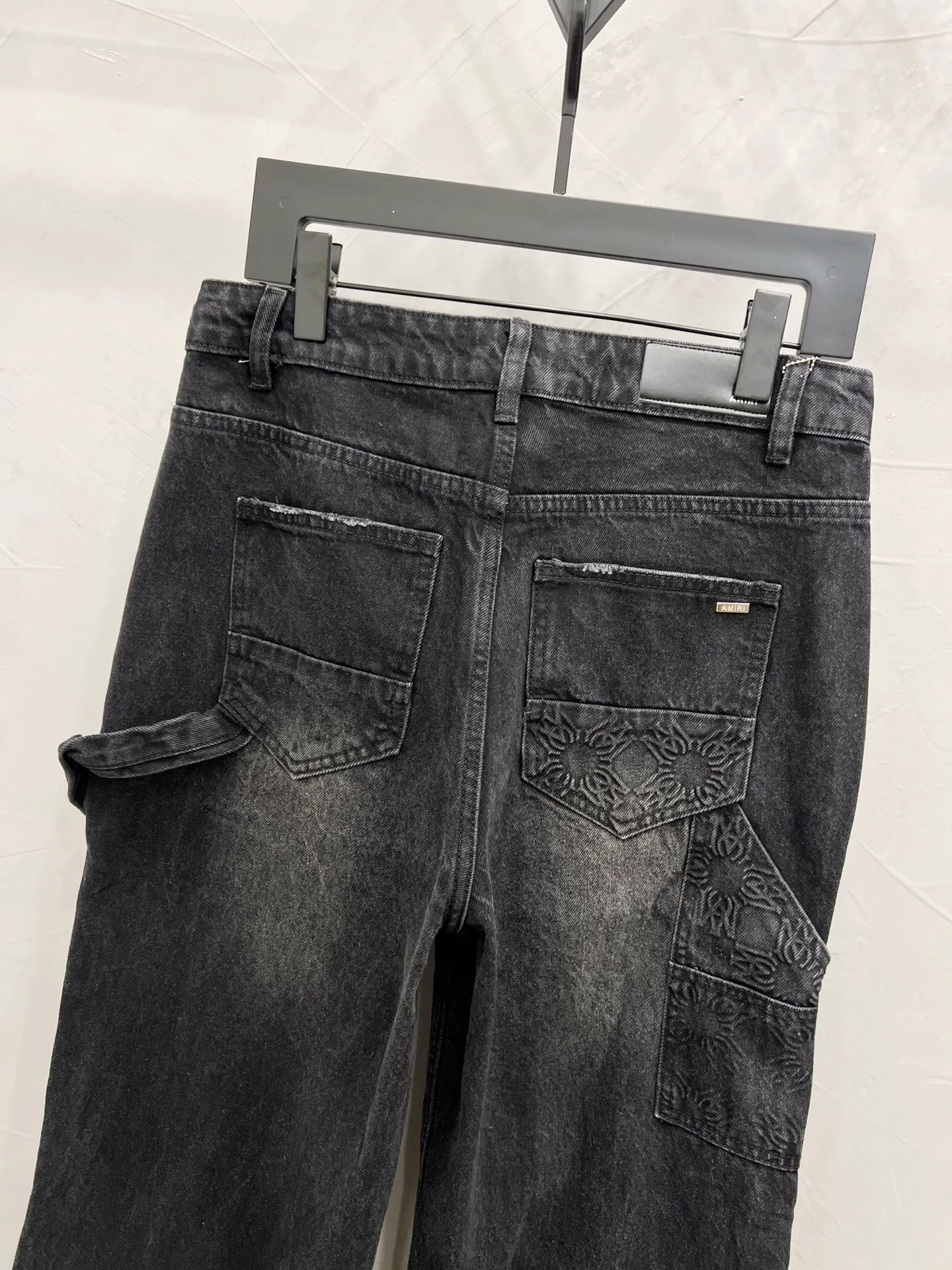 P250 Style number: [M923] AMIRI early spring series SS25 embossed letter printed five-pocket fitted mid-rise jeans for men, retro black, top ceiling quality, styles with different wash textures, very friendly to people with thin legs and thick legs, the straight and slim version is very flattering to the leg shape, timeless moderate length, easy to match with casual, basic styling for various styles, a must-have in the wardrobe! The fabric is stiff but also makes the upper body soft without losing texture. The washing process is even more perfect. It is a must-have item for everyone! ! ! Washed wheat, hang tag, pants label, three labels complete Color: black Size: 30, 32, 34, 36