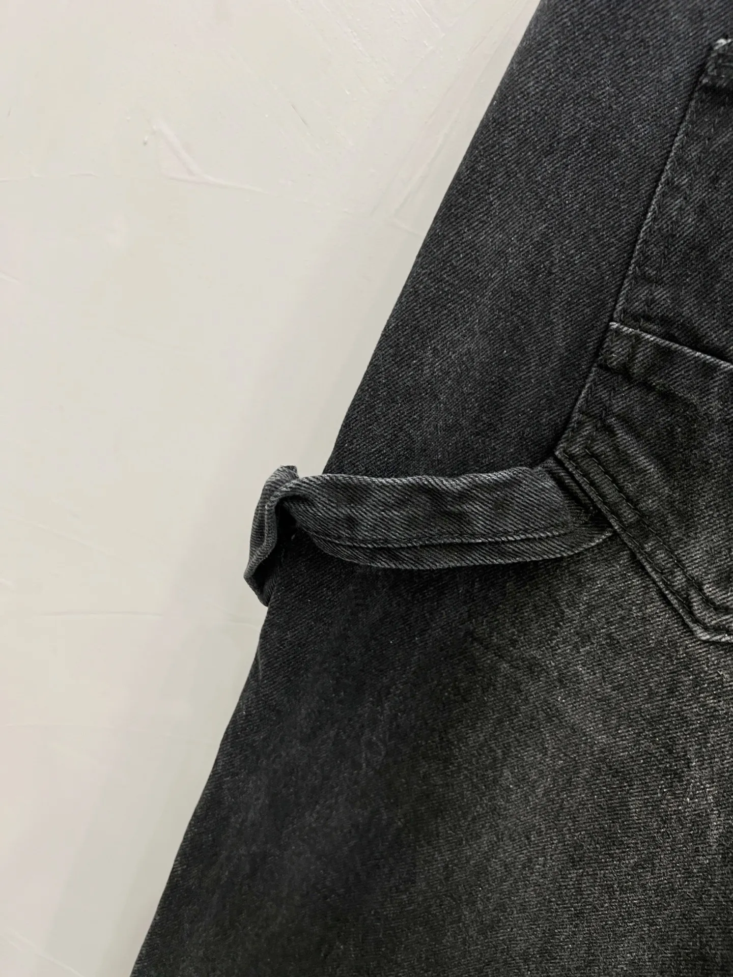 P250 Style number: [M923] AMIRI early spring series SS25 embossed letter printed five-pocket fitted mid-rise jeans for men, retro black, top ceiling quality, styles with different wash textures, very friendly to people with thin legs and thick legs, the straight and slim version is very flattering to the leg shape, timeless moderate length, easy to match with casual, basic styling for various styles, a must-have in the wardrobe! The fabric is stiff but also makes the upper body soft without losing texture. The washing process is even more perfect. It is a must-have item for everyone! ! ! Washed wheat, hang tag, pants label, three labels complete Color: black Size: 30, 32, 34, 36