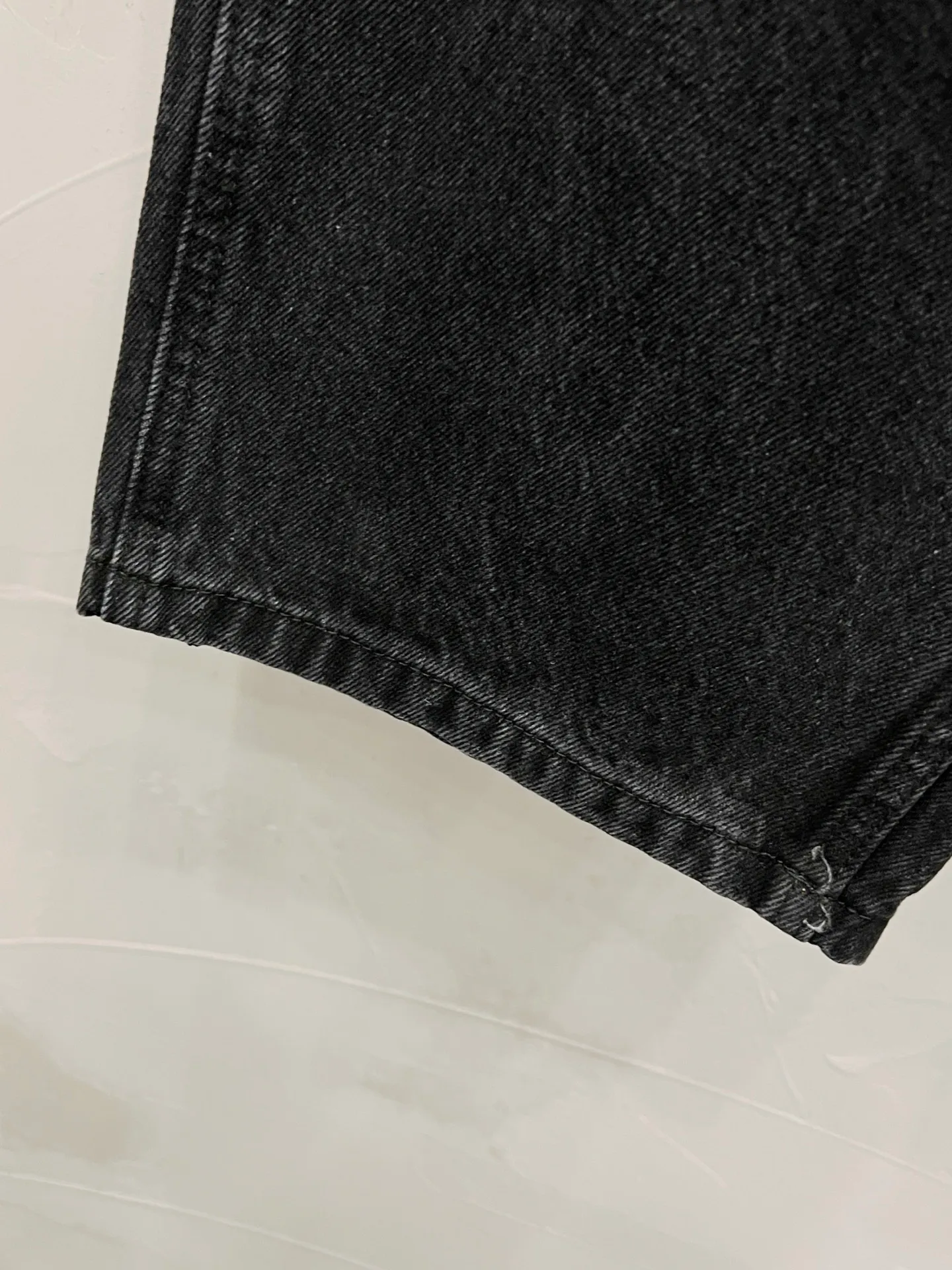 P250 Style number: [M923] AMIRI early spring series SS25 embossed letter printed five-pocket fitted mid-rise jeans for men, retro black, top ceiling quality, styles with different wash textures, very friendly to people with thin legs and thick legs, the straight and slim version is very flattering to the leg shape, timeless moderate length, easy to match with casual, basic styling for various styles, a must-have in the wardrobe! The fabric is stiff but also makes the upper body soft without losing texture. The washing process is even more perfect. It is a must-have item for everyone! ! ! Washed wheat, hang tag, pants label, three labels complete Color: black Size: 30, 32, 34, 36