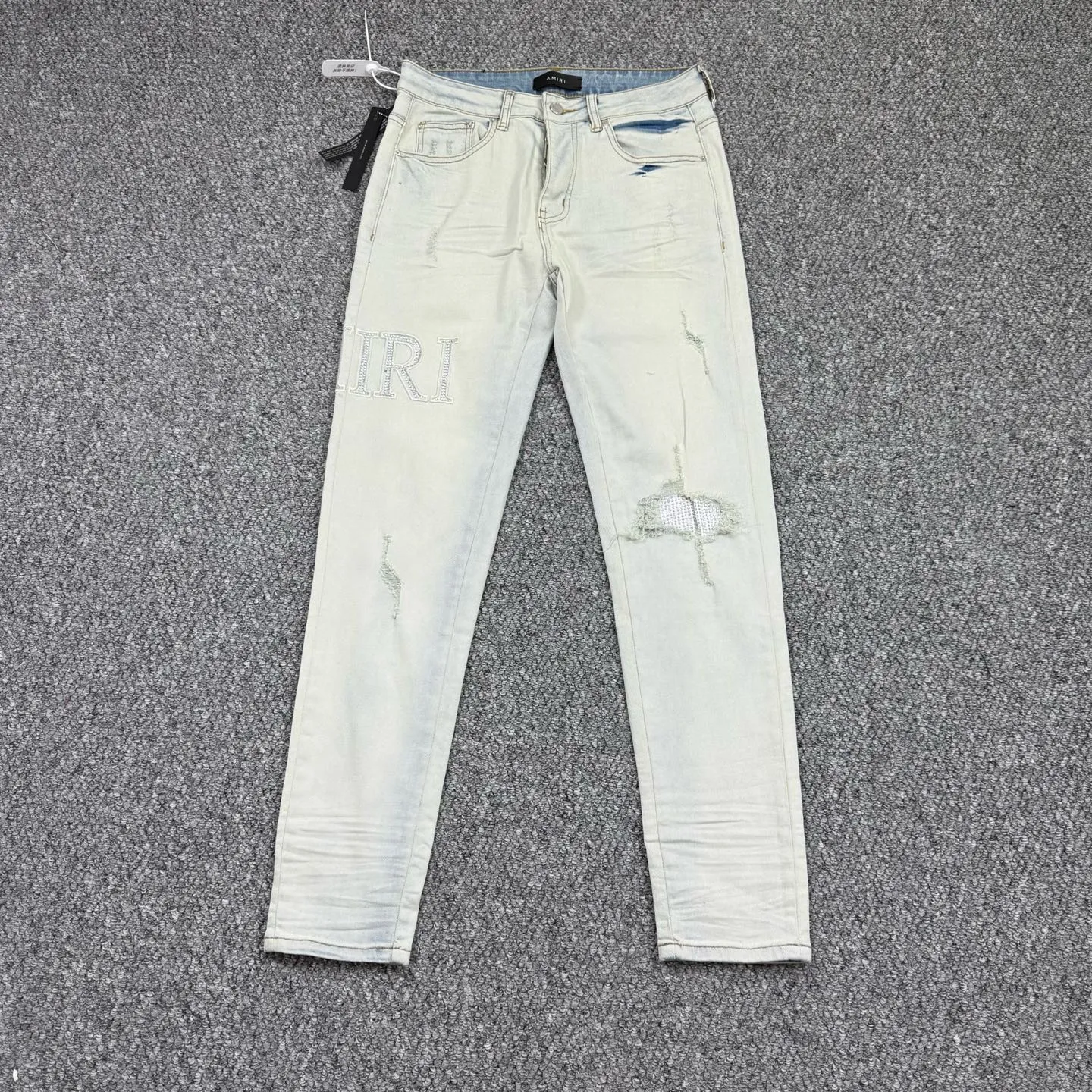 P260 Style number: H65 AMIRI & AMIRI new jeans linhchuan diamond logo washed holes pattern denim shorts leg elastic denim trousers same style for men and women Accessories: complete accessories, all in original packaging, two hang tags to distinguish the low-end version outside, the hardware is standard to the authentic original version with logo aluminum alloy buckle, every detail is superior to any version on the market Fabric: Genuine pattern-making and standard genuine custom-made imported fabrics using unique washing and dyeing methods, and individually hand-painted - hand-painted ripped micro-elastic jeans Color: blue white diamond Size: 30 32 34 36