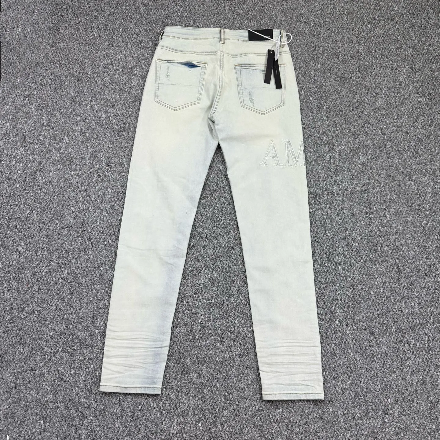 P260 Style number: H65 AMIRI & AMIRI new jeans linhchuan diamond logo washed holes pattern denim shorts leg elastic denim trousers same style for men and women Accessories: complete accessories, all in original packaging, two hang tags to distinguish the low-end version outside, the hardware is standard to the authentic original version with logo aluminum alloy buckle, every detail is superior to any version on the market Fabric: Genuine pattern-making and standard genuine custom-made imported fabrics using unique washing and dyeing methods, and individually hand-painted - hand-painted ripped micro-elastic jeans Color: blue white diamond Size: 30 32 34 36