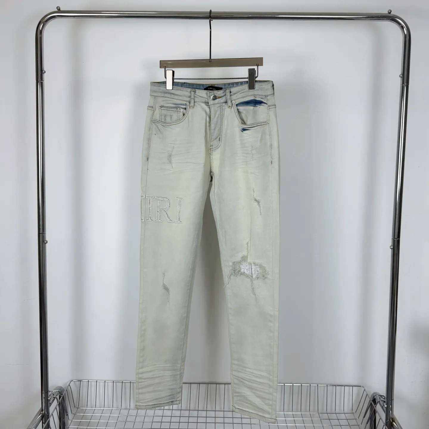 P260 Style number: H65 AMIRI & AMIRI new jeans linhchuan diamond logo washed holes pattern denim shorts leg elastic denim trousers same style for men and women Accessories: complete accessories, all in original packaging, two hang tags to distinguish the low-end version outside, the hardware is standard to the authentic original version with logo aluminum alloy buckle, every detail is superior to any version on the market Fabric: Genuine pattern-making and standard genuine custom-made imported fabrics using unique washing and dyeing methods, and individually hand-painted - hand-painted ripped micro-elastic jeans Color: blue white diamond Size: 30 32 34 36