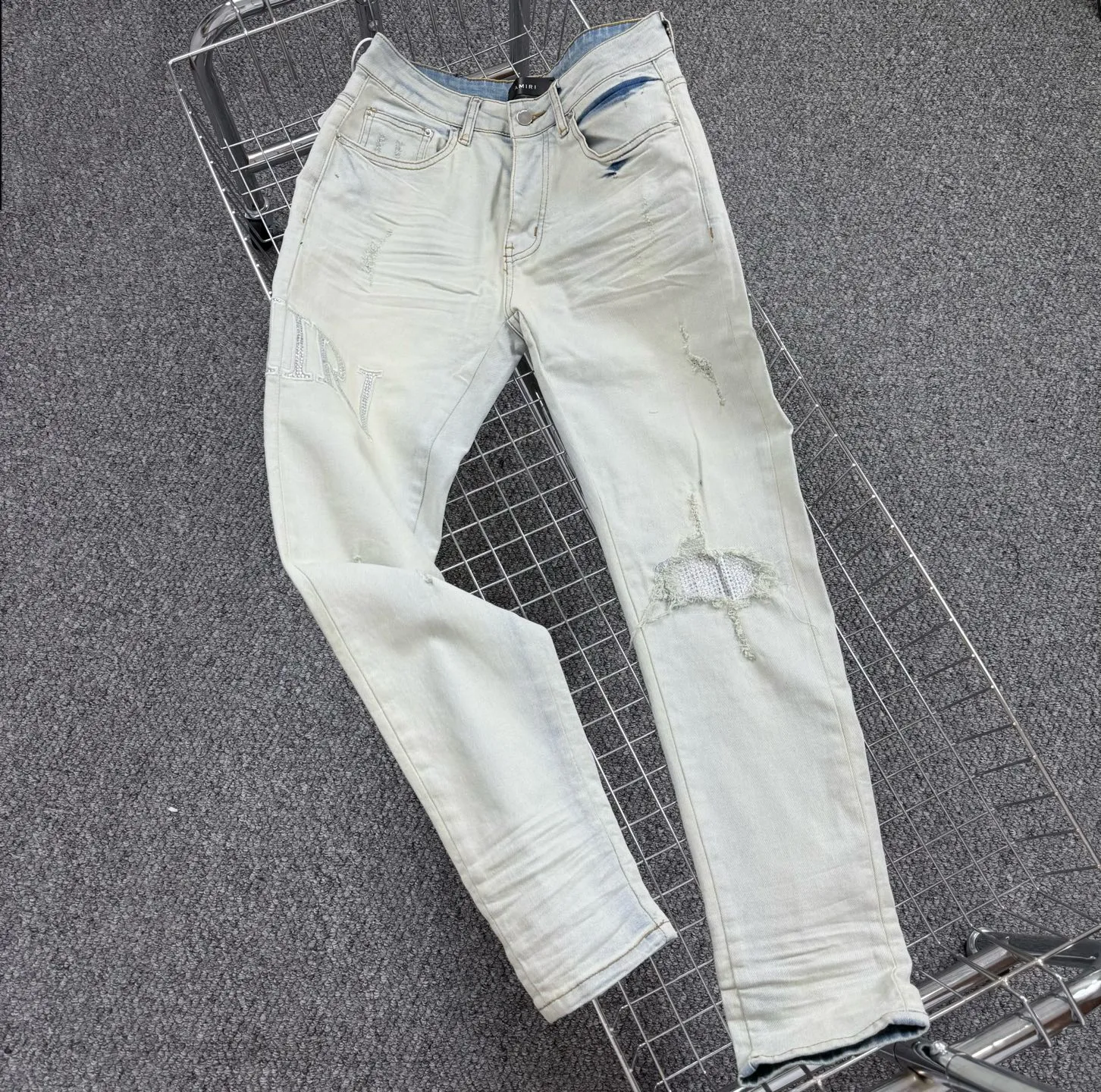 P260 Style number: H65 AMIRI & AMIRI new jeans linhchuan diamond logo washed holes pattern denim shorts leg elastic denim trousers same style for men and women Accessories: complete accessories, all in original packaging, two hang tags to distinguish the low-end version outside, the hardware is standard to the authentic original version with logo aluminum alloy buckle, every detail is superior to any version on the market Fabric: Genuine pattern-making and standard genuine custom-made imported fabrics using unique washing and dyeing methods, and individually hand-painted - hand-painted ripped micro-elastic jeans Color: blue white diamond Size: 30 32 34 36