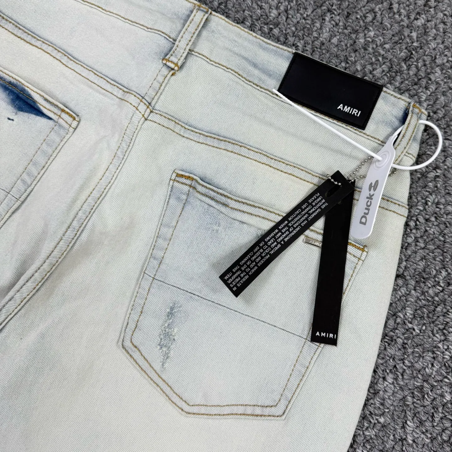 P260 Style number: H65 AMIRI & AMIRI new jeans linhchuan diamond logo washed holes pattern denim shorts leg elastic denim trousers same style for men and women Accessories: complete accessories, all in original packaging, two hang tags to distinguish the low-end version outside, the hardware is standard to the authentic original version with logo aluminum alloy buckle, every detail is superior to any version on the market Fabric: Genuine pattern-making and standard genuine custom-made imported fabrics using unique washing and dyeing methods, and individually hand-painted - hand-painted ripped micro-elastic jeans Color: blue white diamond Size: 30 32 34 36