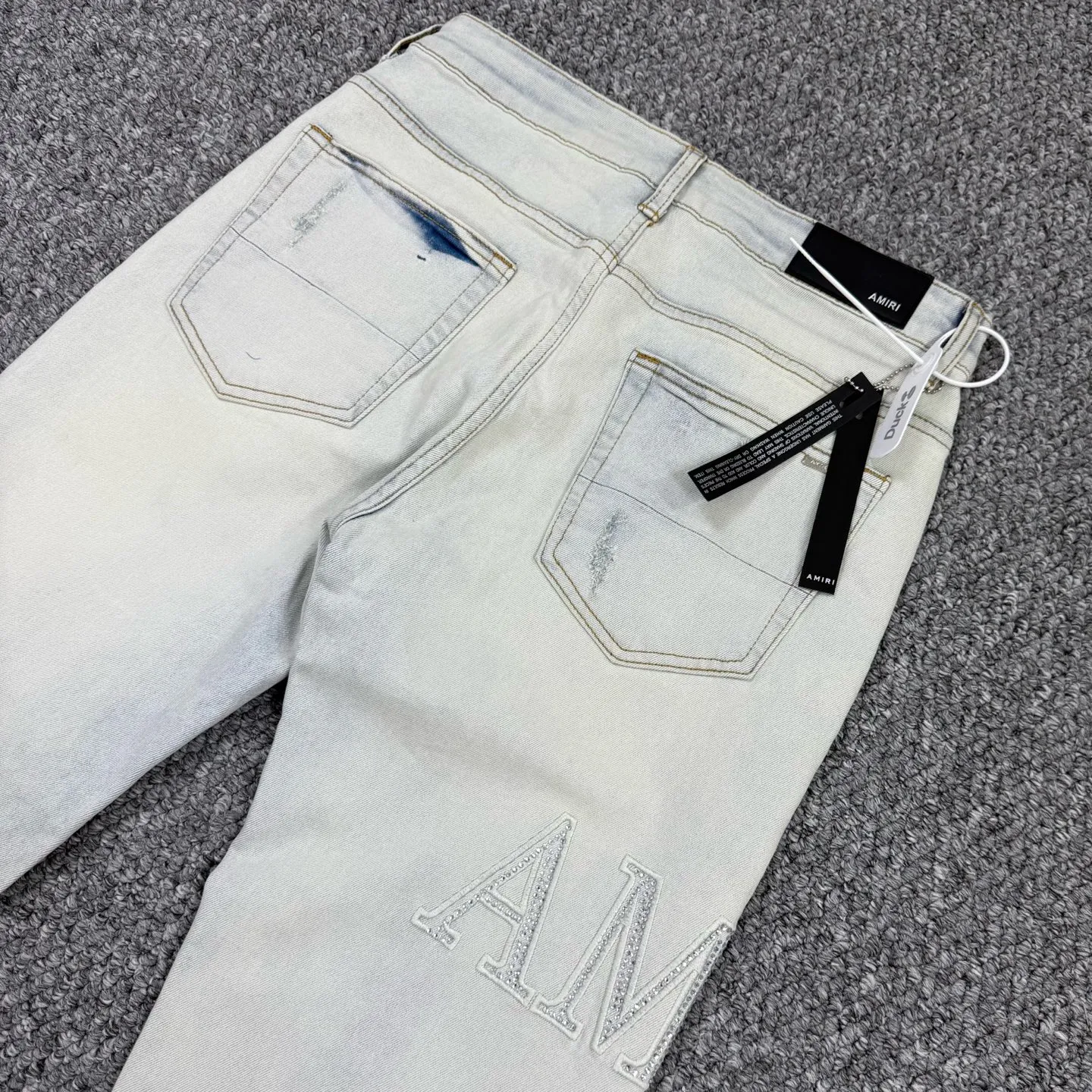 P260 Style number: H65 AMIRI & AMIRI new jeans linhchuan diamond logo washed holes pattern denim shorts leg elastic denim trousers same style for men and women Accessories: complete accessories, all in original packaging, two hang tags to distinguish the low-end version outside, the hardware is standard to the authentic original version with logo aluminum alloy buckle, every detail is superior to any version on the market Fabric: Genuine pattern-making and standard genuine custom-made imported fabrics using unique washing and dyeing methods, and individually hand-painted - hand-painted ripped micro-elastic jeans Color: blue white diamond Size: 30 32 34 36