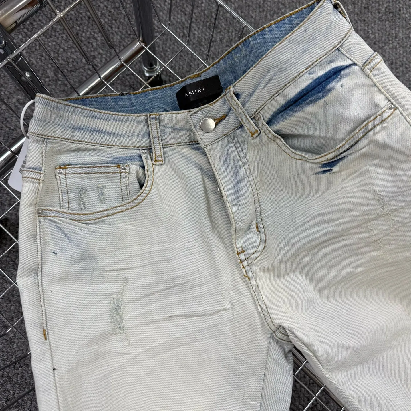 P260 Style number: H65 AMIRI & AMIRI new jeans linhchuan diamond logo washed holes pattern denim shorts leg elastic denim trousers same style for men and women Accessories: complete accessories, all in original packaging, two hang tags to distinguish the low-end version outside, the hardware is standard to the authentic original version with logo aluminum alloy buckle, every detail is superior to any version on the market Fabric: Genuine pattern-making and standard genuine custom-made imported fabrics using unique washing and dyeing methods, and individually hand-painted - hand-painted ripped micro-elastic jeans Color: blue white diamond Size: 30 32 34 36