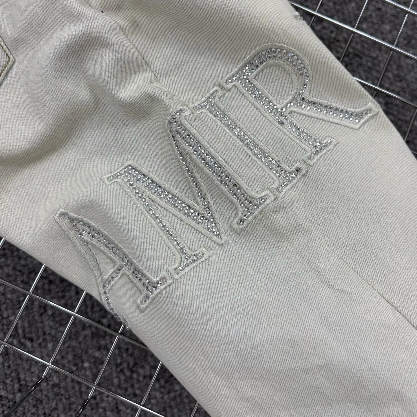 P260 Style number: H65 AMIRI & AMIRI new jeans linhchuan diamond logo washed holes pattern denim shorts leg elastic denim trousers same style for men and women Accessories: complete accessories, all in original packaging, two hang tags to distinguish the low-end version outside, the hardware is standard to the authentic original version with logo aluminum alloy buckle, every detail is superior to any version on the market Fabric: Genuine pattern-making and standard genuine custom-made imported fabrics using unique washing and dyeing methods, and individually hand-painted - hand-painted ripped micro-elastic jeans Color: blue white diamond Size: 30 32 34 36