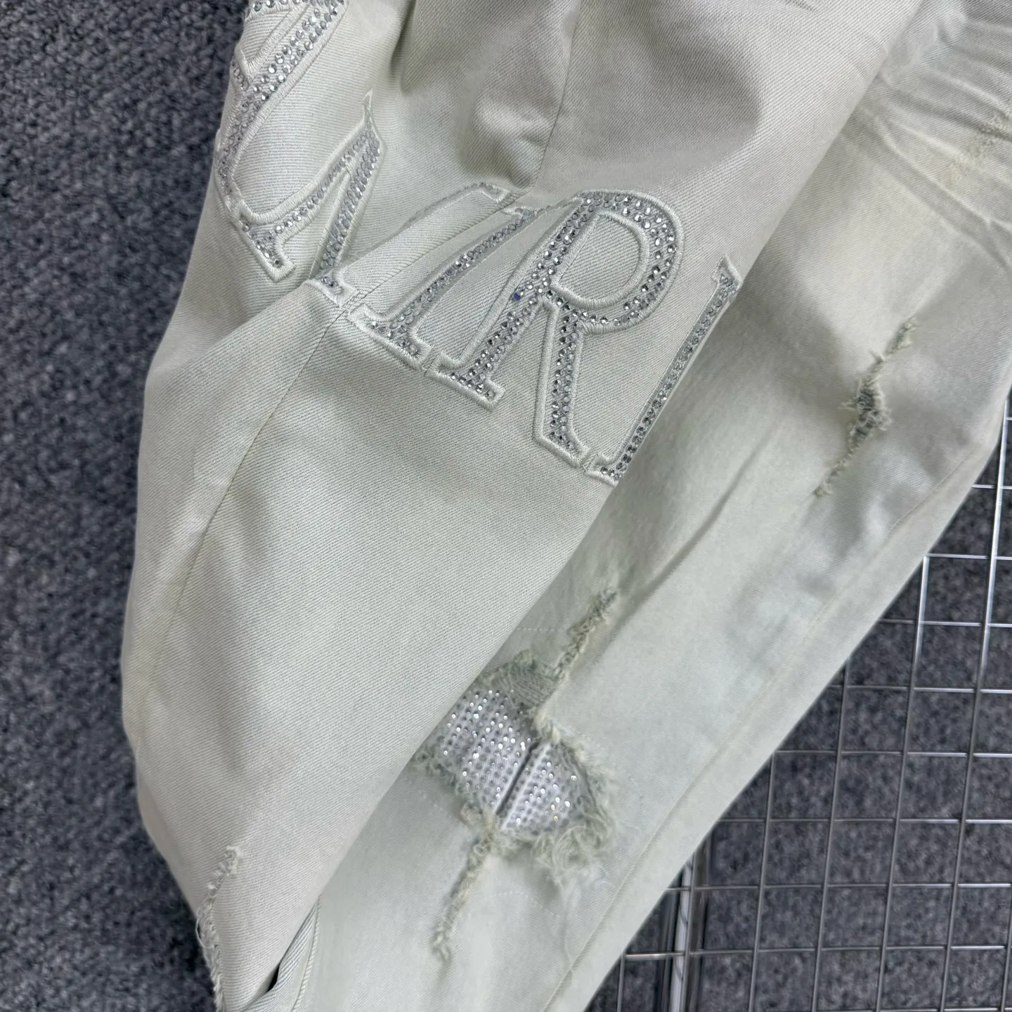 P260 Style number: H65 AMIRI & AMIRI new jeans linhchuan diamond logo washed holes pattern denim shorts leg elastic denim trousers same style for men and women Accessories: complete accessories, all in original packaging, two hang tags to distinguish the low-end version outside, the hardware is standard to the authentic original version with logo aluminum alloy buckle, every detail is superior to any version on the market Fabric: Genuine pattern-making and standard genuine custom-made imported fabrics using unique washing and dyeing methods, and individually hand-painted - hand-painted ripped micro-elastic jeans Color: blue white diamond Size: 30 32 34 36